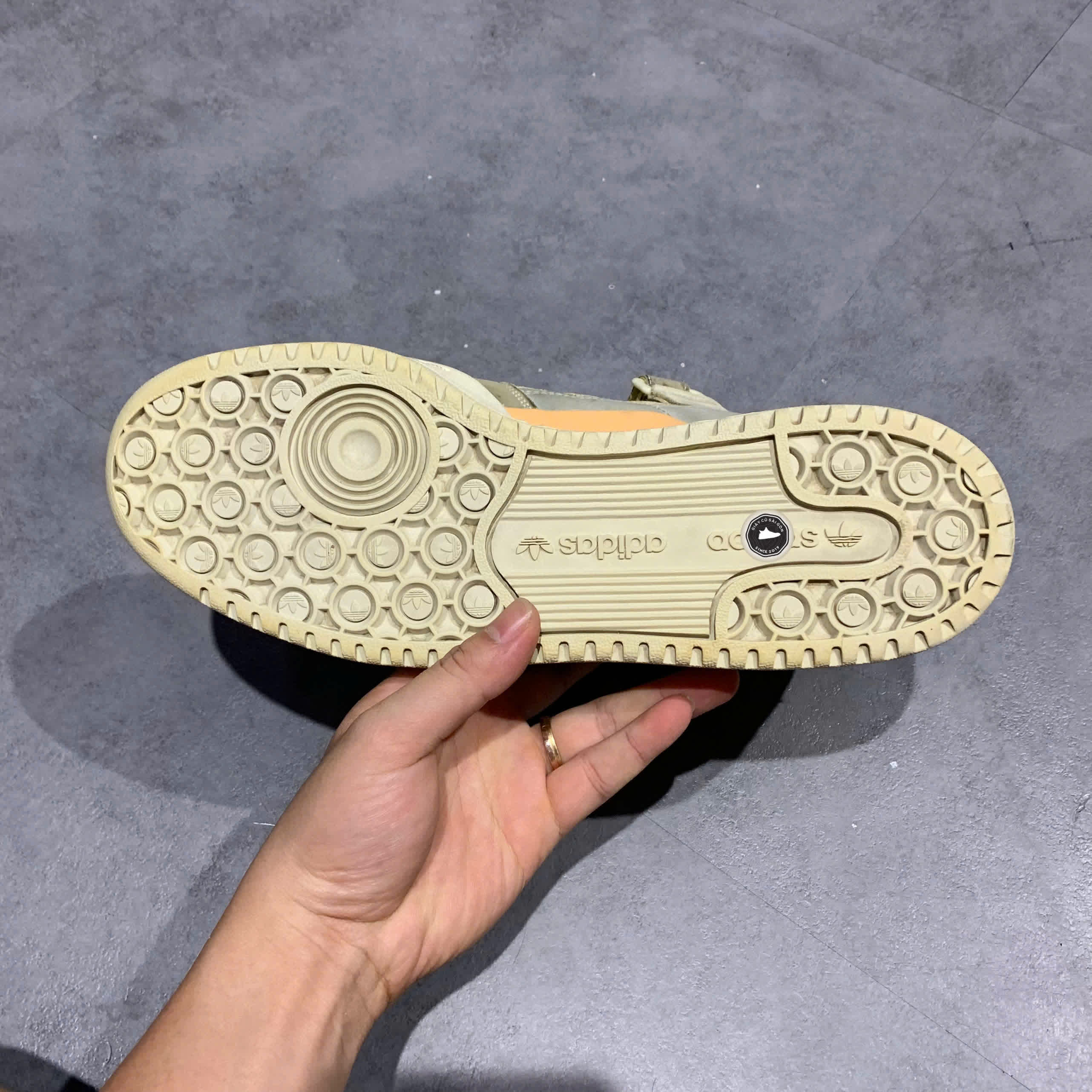 ADIDAS FORUM 84 LOW 'CREAM WHITE ALMOST YELLOW' HQ6332 SIZE 42 GIÀY 2HAND CHÍNH HÃNG PVN20384