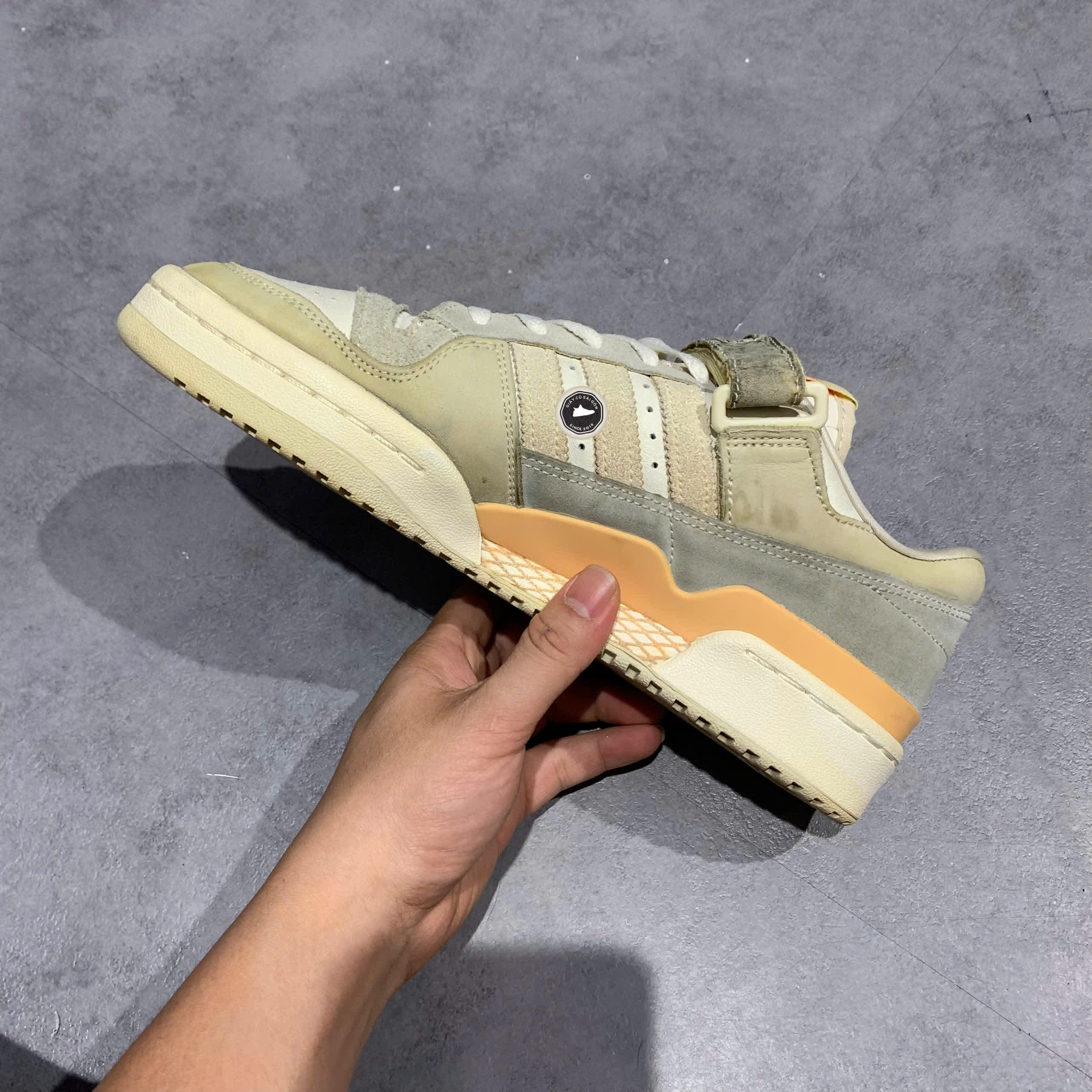 ADIDAS FORUM 84 LOW 'CREAM WHITE ALMOST YELLOW' HQ6332 SIZE 42 GIÀY 2HAND CHÍNH HÃNG PVN20384