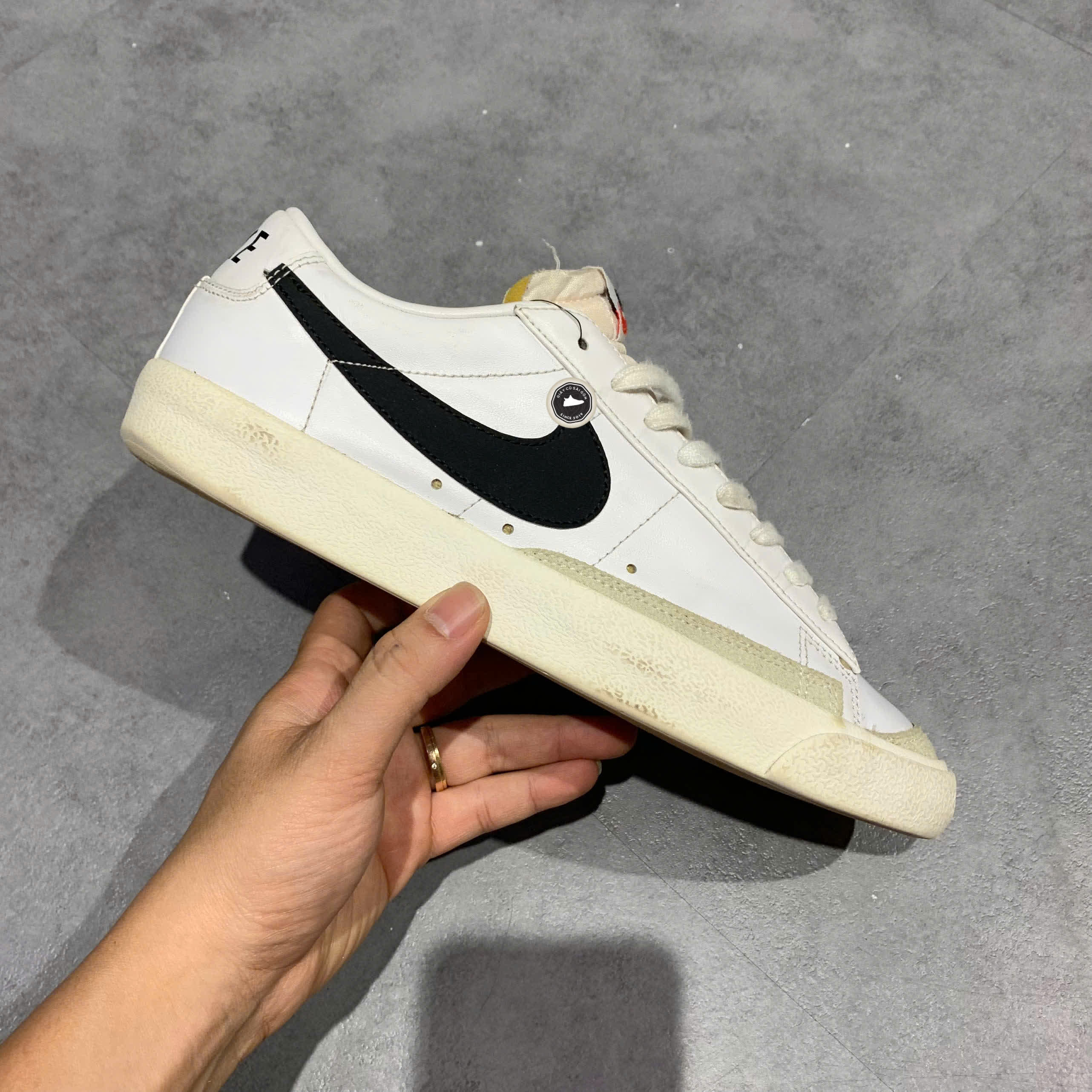 NIKE BLAZER LOW '77 VINTAGE 'WHITE BLACK' DA6364 101 SIZE 42.5 GIÀY 2HAND CHÍNH HÃNG PVN20416