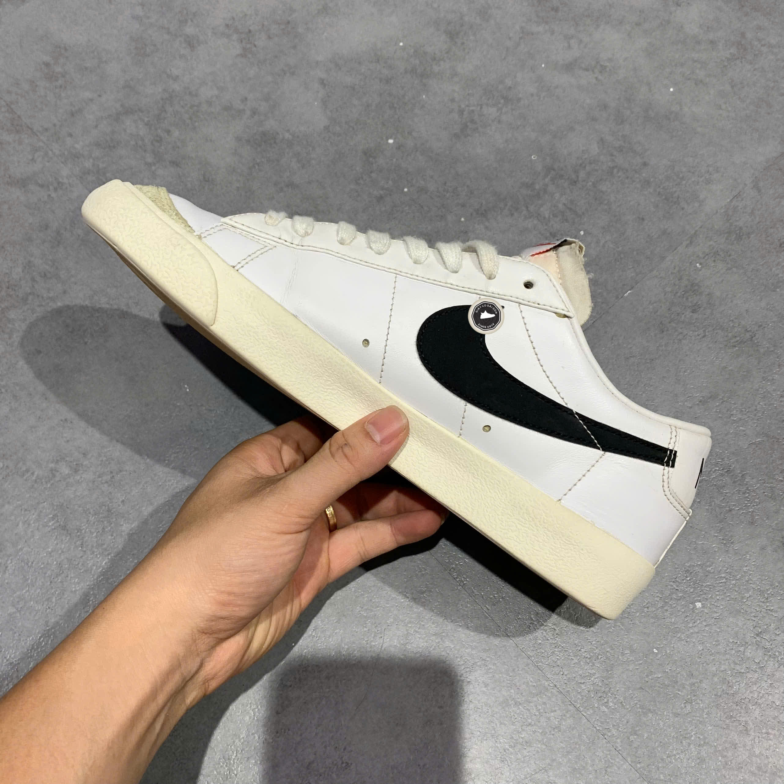 NIKE BLAZER LOW '77 VINTAGE 'WHITE BLACK' DA6364 101 SIZE 42.5 GIÀY 2HAND CHÍNH HÃNG PVN20416