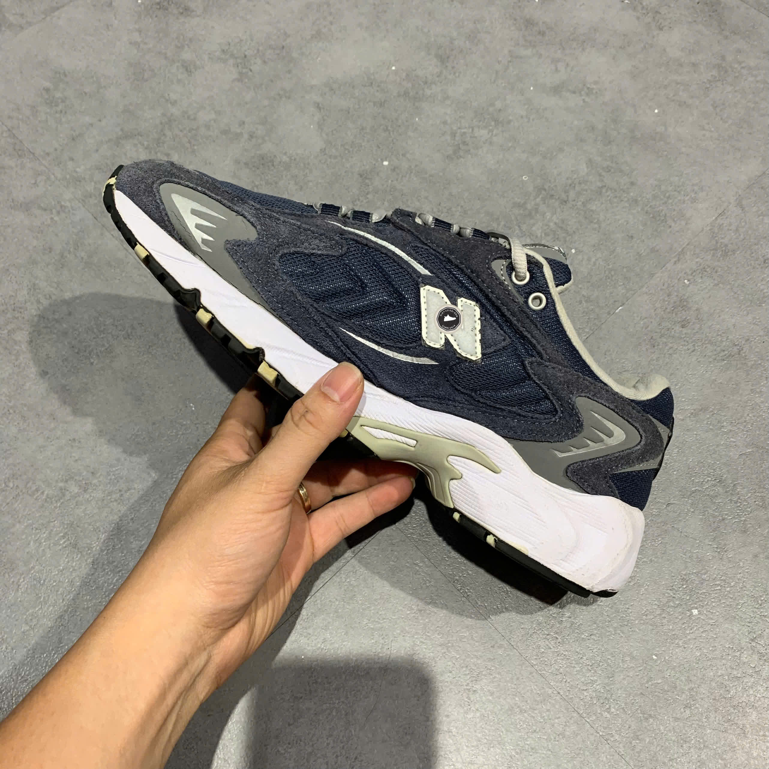 NEW BALANCE 725 'NAVY' ML725Q SIZE 42 GIÀY 2HAND CHÍNH HÃNG PVN20990