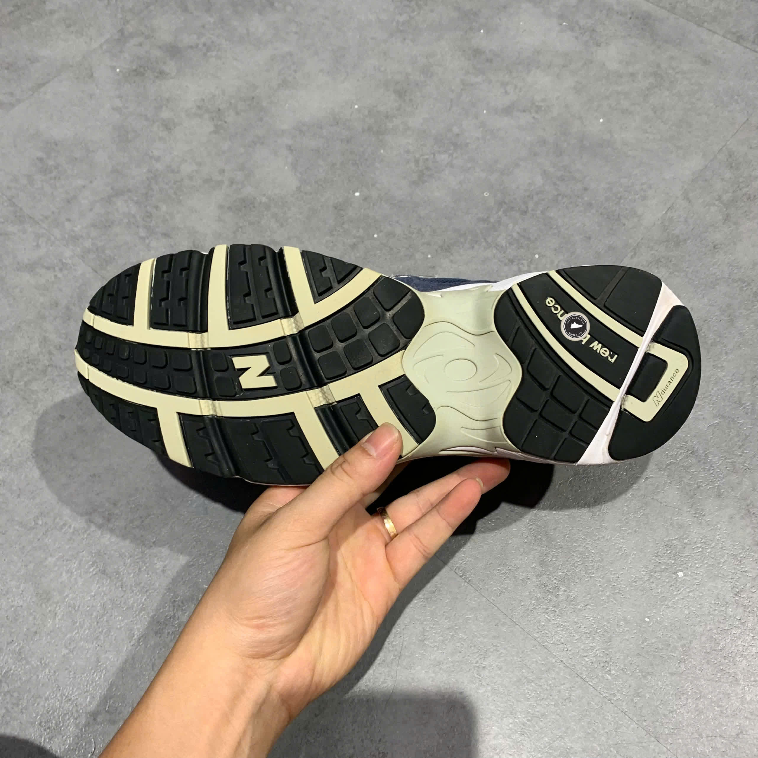 NEW BALANCE 725 'NAVY' ML725Q SIZE 42 GIÀY 2HAND CHÍNH HÃNG PVN20990