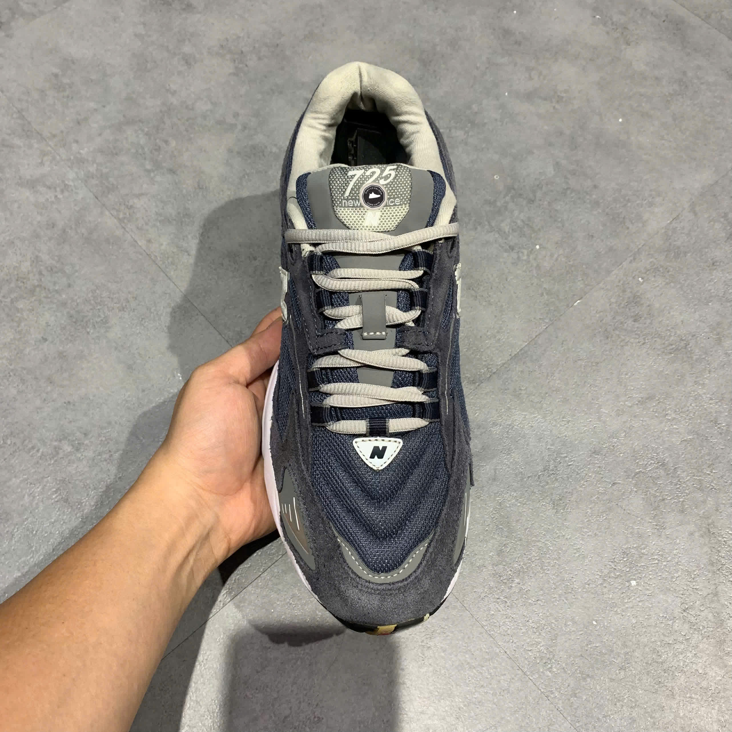NEW BALANCE 725 'NAVY' ML725Q SIZE 42 GIÀY 2HAND CHÍNH HÃNG PVN20990