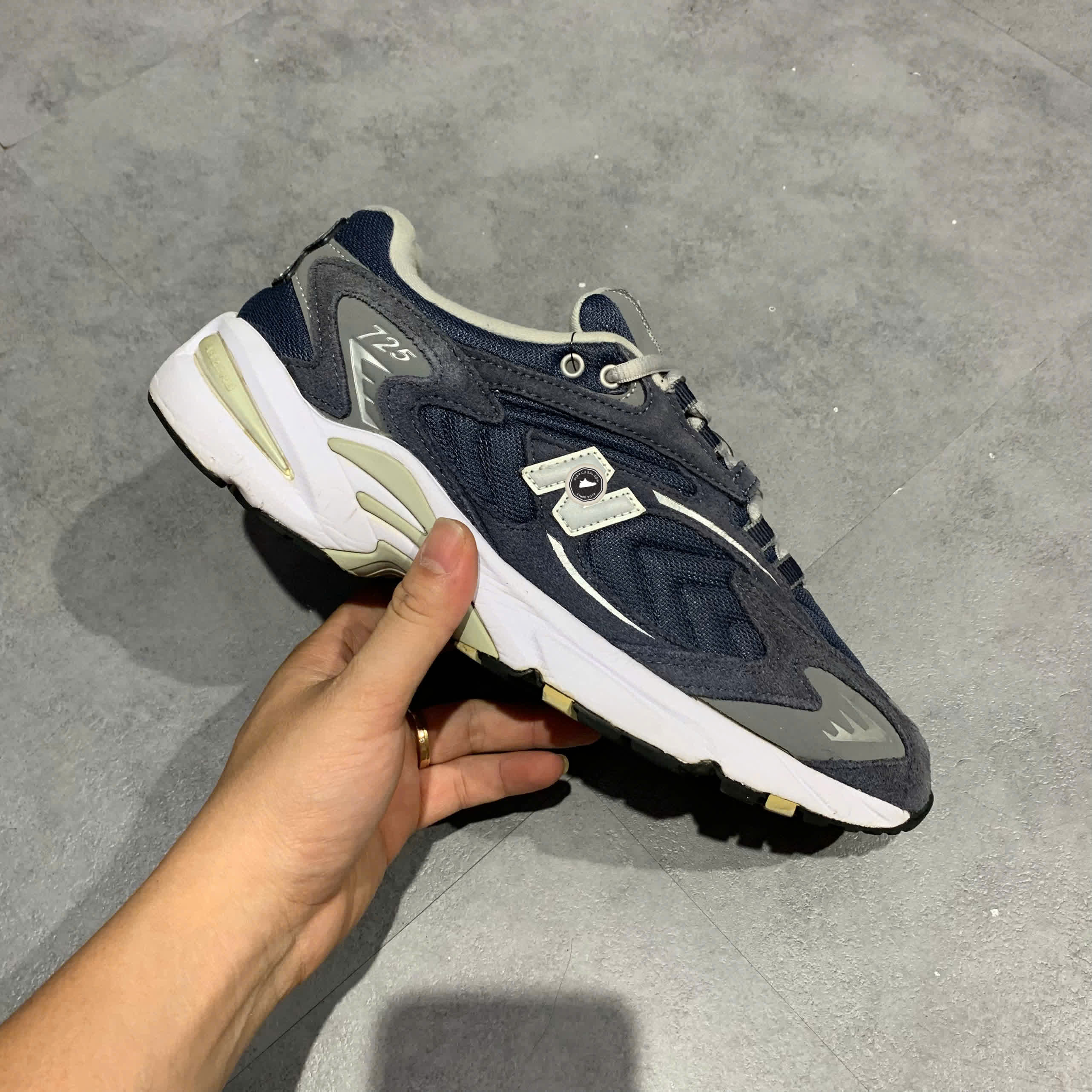 NEW BALANCE 725 'NAVY' ML725Q SIZE 42 GIÀY 2HAND CHÍNH HÃNG PVN20990