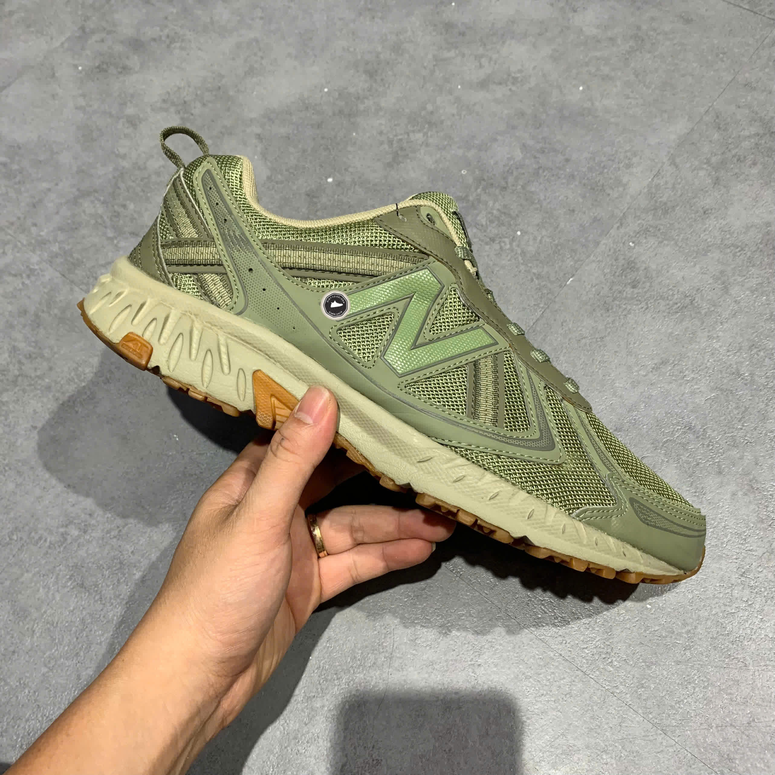 New Balance 410v5 2E Wide 'Olive Green' MT410KN5 SIZE 44 GIÀY 2HAND CHÍNH HÃNG PVN21021