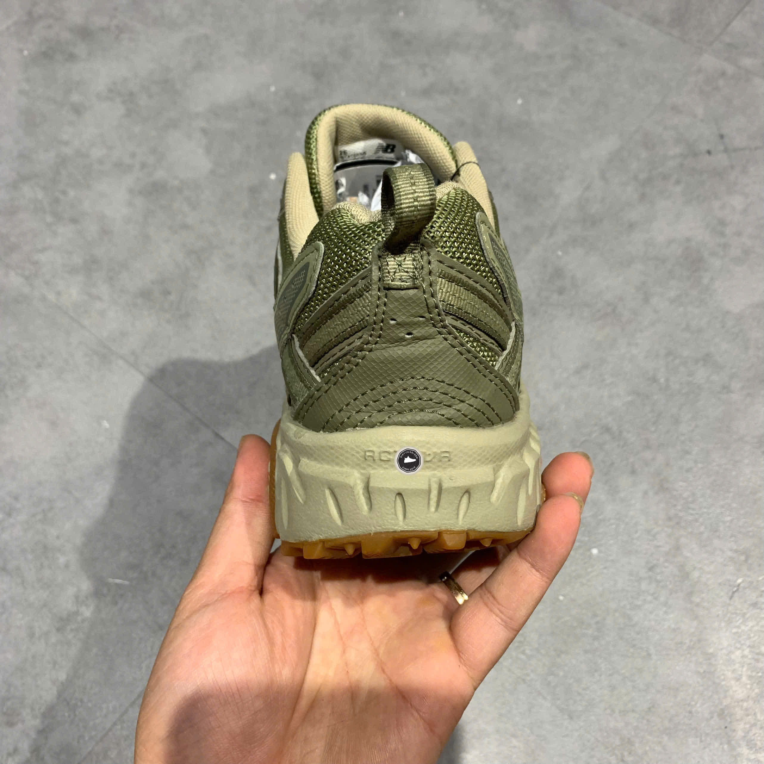 New Balance 410v5 2E Wide 'Olive Green' MT410KN5 SIZE 44 GIÀY 2HAND CHÍNH HÃNG PVN21021