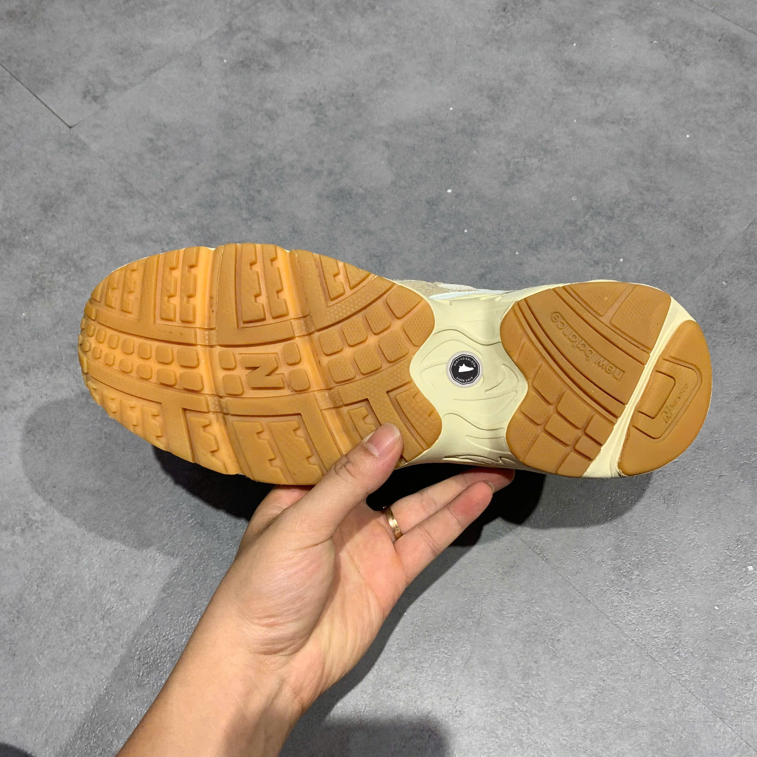 New Balance 725 Bone Metallic Silver ML725T SIZE 43 GIÀY 2HAND CHÍNH HÃNG PVN21026