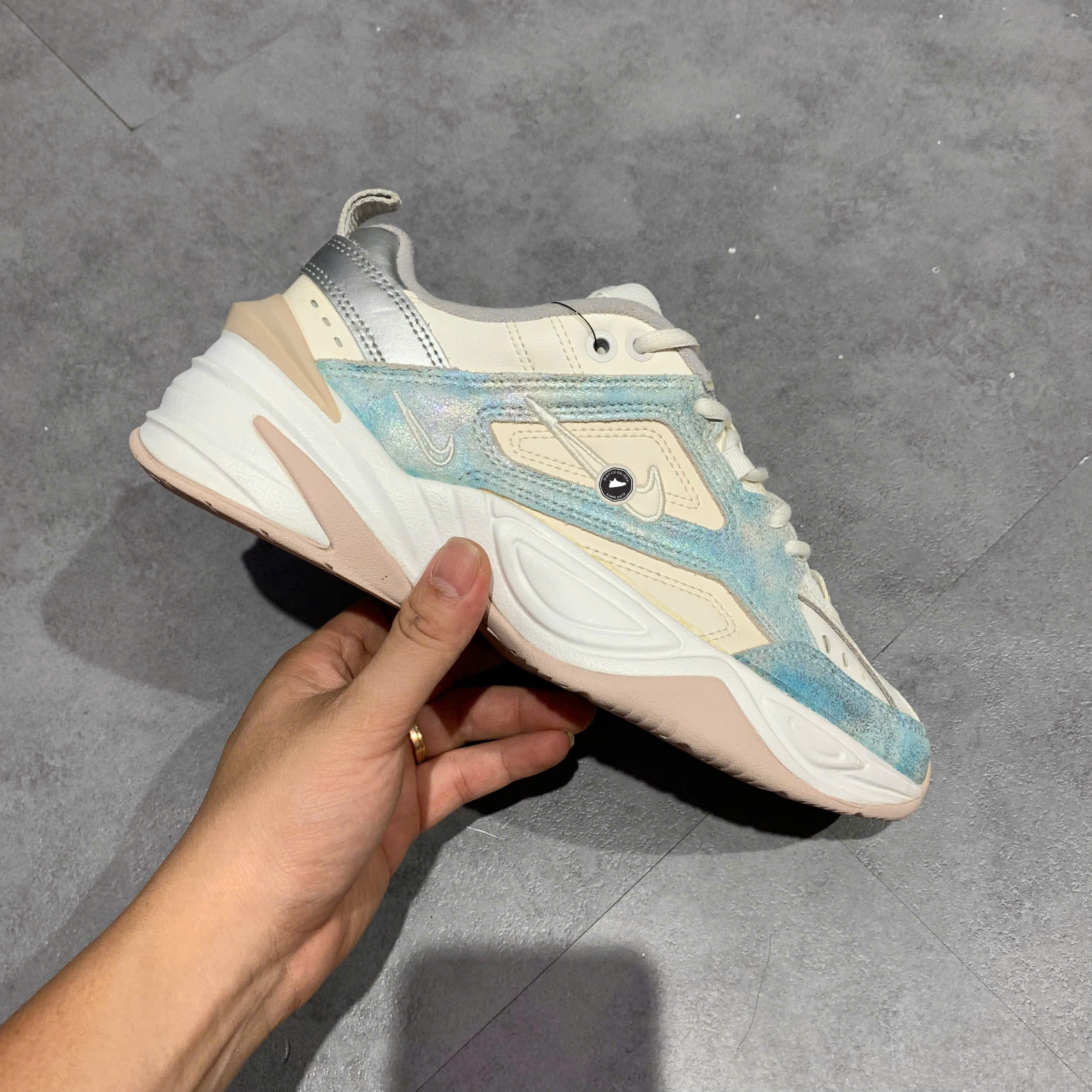 NIKE WMNS M2K TEKNO 'IRIDESCENT' AO3108 103 SIZE 38 GIÀY 2HAND CHÍNH HÃNG PVN20856