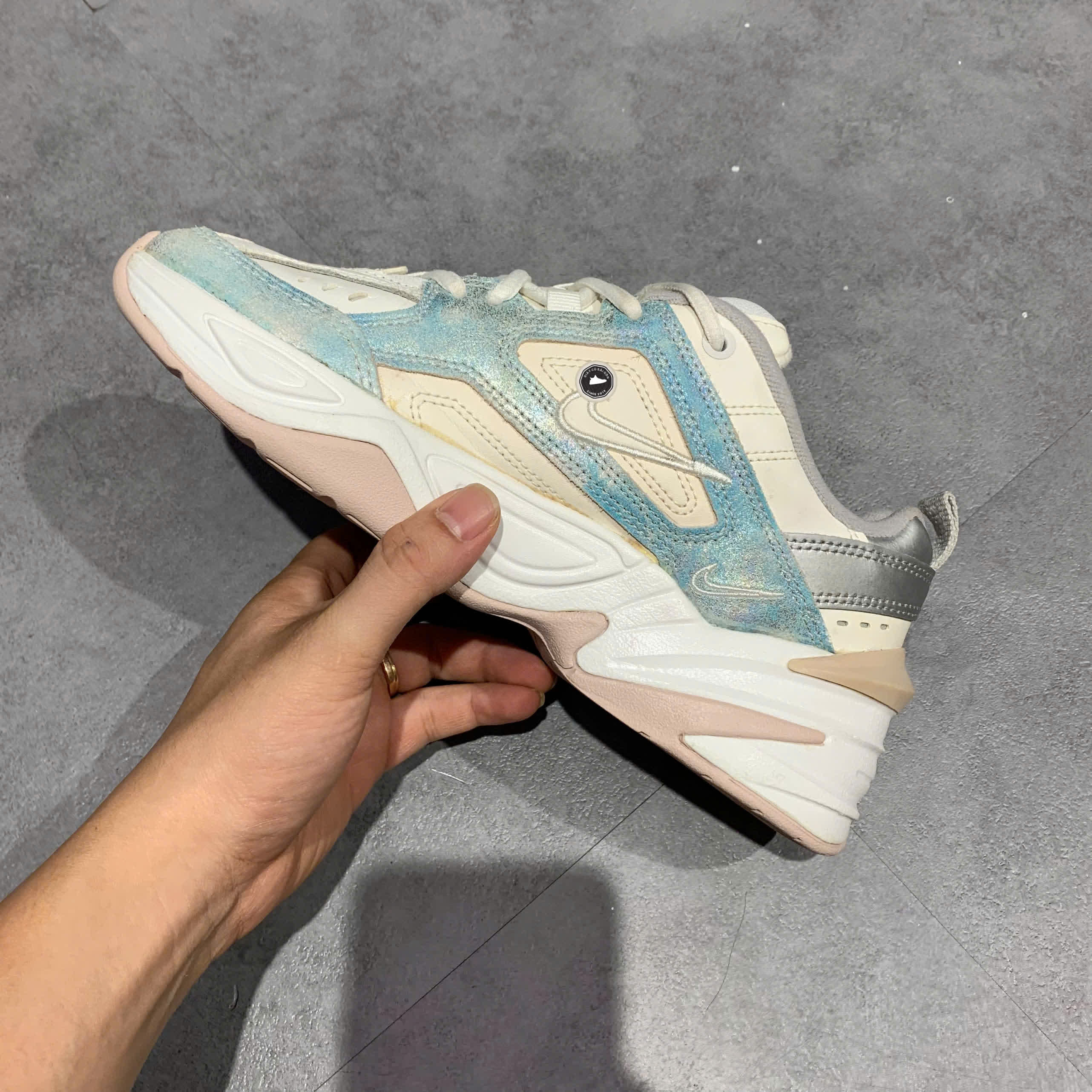 NIKE WMNS M2K TEKNO 'IRIDESCENT' AO3108 103 SIZE 38 GIÀY 2HAND CHÍNH HÃNG PVN20856
