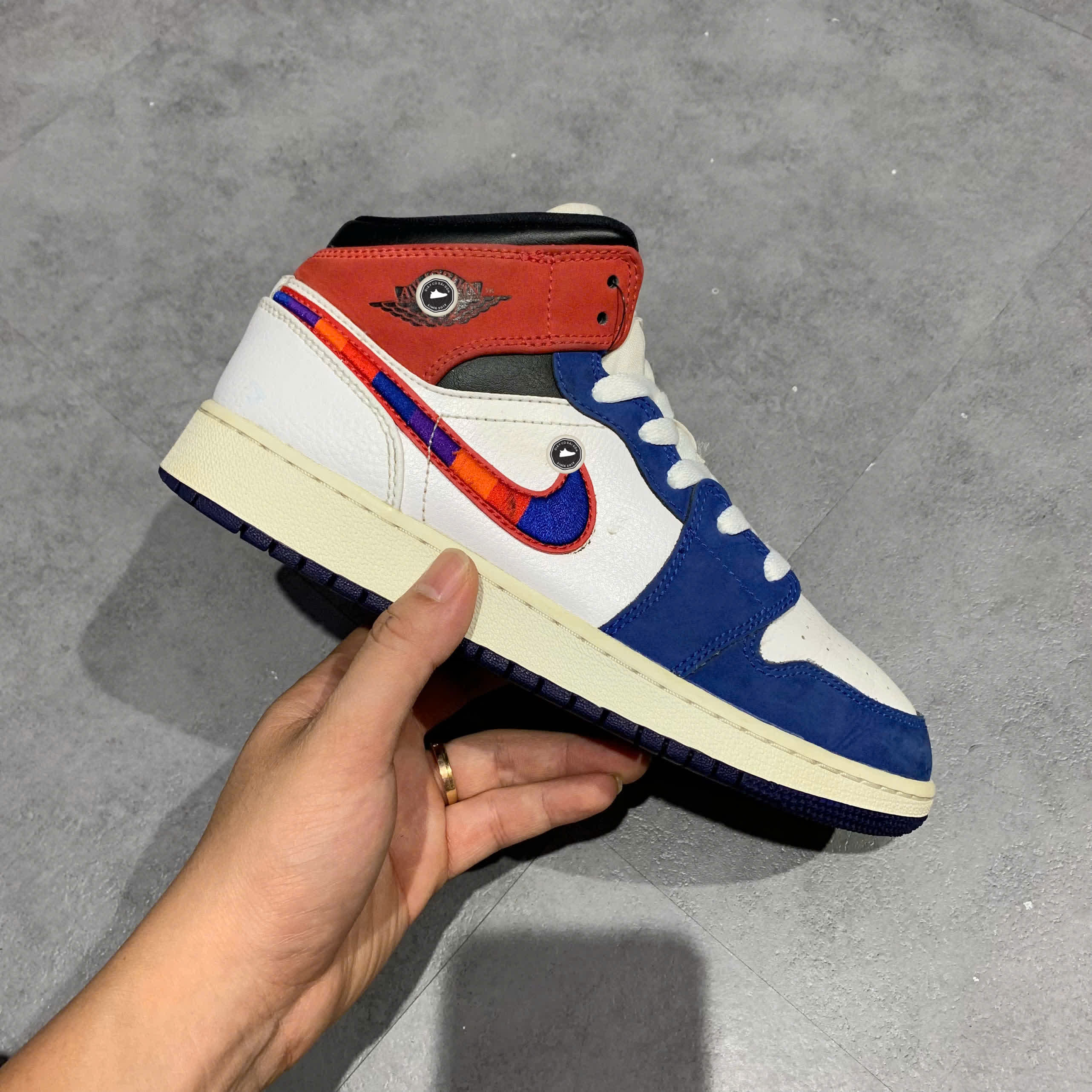 AIR JORDAN 1 MID SE GS RUSH BLUE UNIVERSITY RED BQ6931 146 SIZE 38 GIÀY 2HAND CHÍNH HÃNG PVN20782