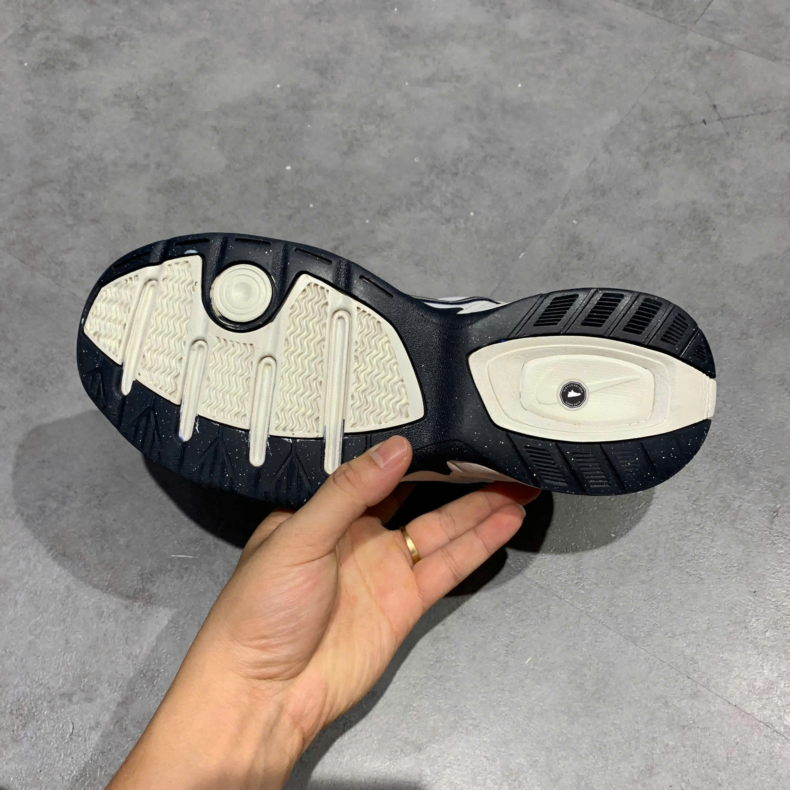 NIKE AIR MONARCH IV WHITE/METALLIC SILVER 415445 102 SIZE 40.5 GIÀY 2HAND CHÍNH HÃNG PVN20524