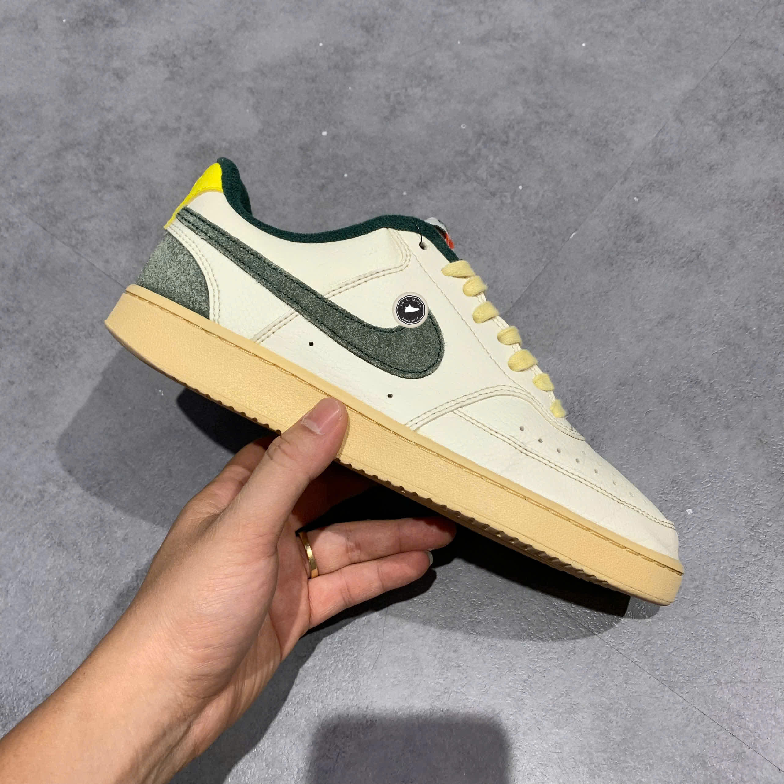 NIKE COURT VISION LOW 'SAIL PRO GREEN OPTI YELLOW' FD0320 133 SIZE 40 GIÀY 2HAND CHÍNH HÃNG PVN20472