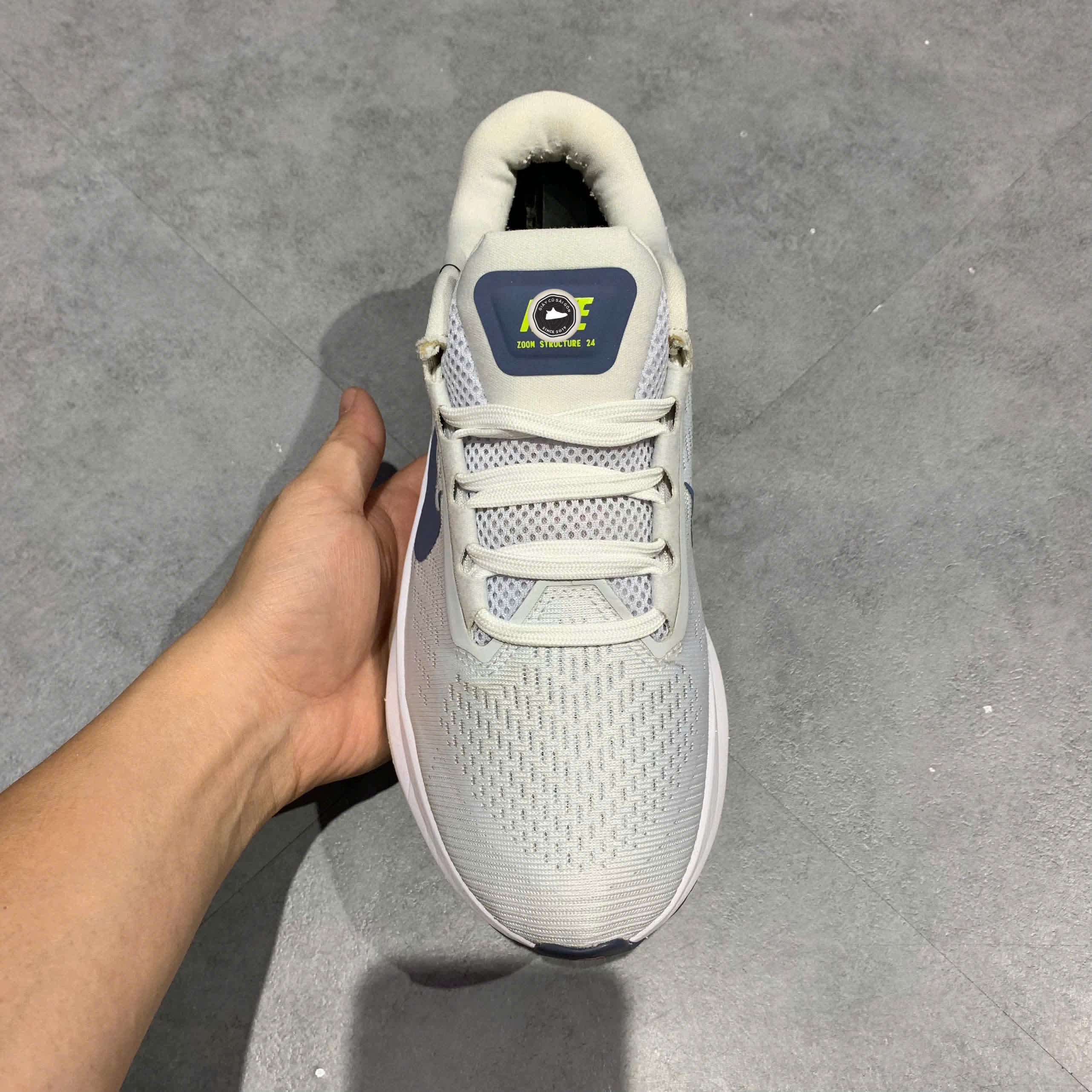 NIKE WMNS AIR ZOOM STRUCTURE 24 'GRAY TRAINING BOOT WHITE' DA8570 005 SIZE 40 GIÀY 2HAND CHÍNH HÃNG PVN20610