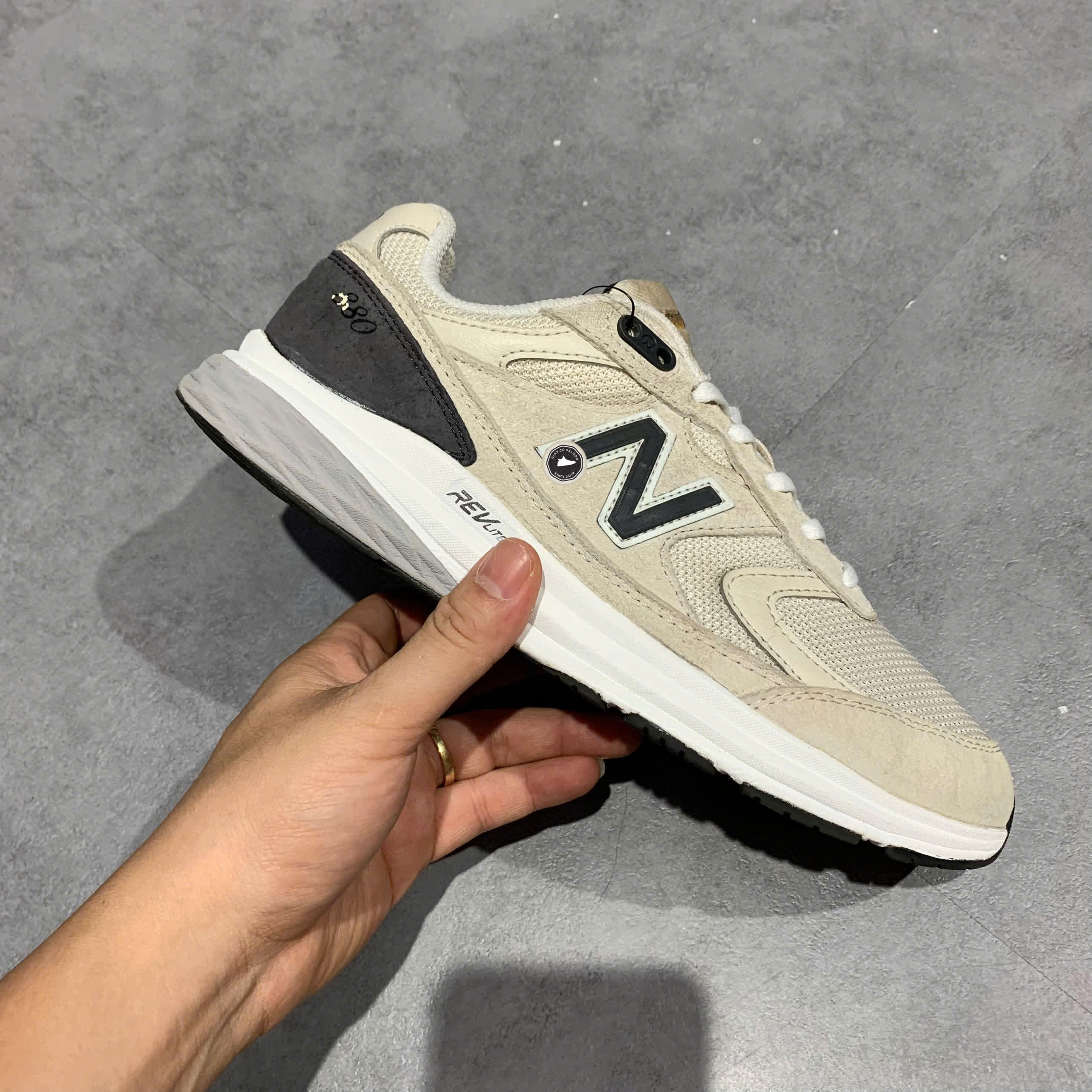 NEW BALANCE 880 SERIES 'BEIGE 2E' MW880OF3 SIZE 40.5 GIÀY 2HAND CHÍNH HÃNG PVN20981