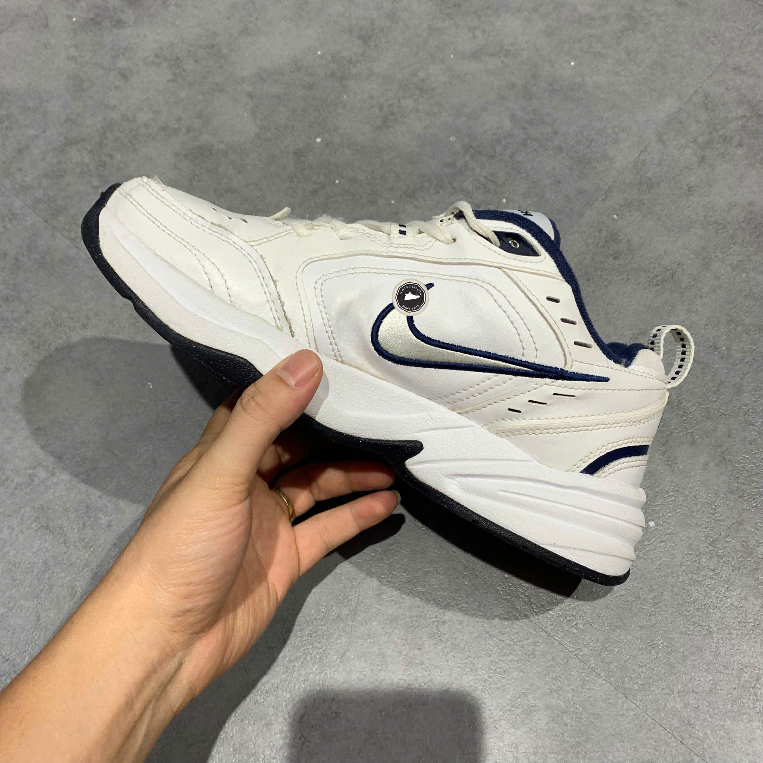 NIKE AIR MONARCH IV 'WHITE NAVY' 415445 102 SIZE 40.5 GIÀY 2HAND CHÍNH HÃNG PVN20570