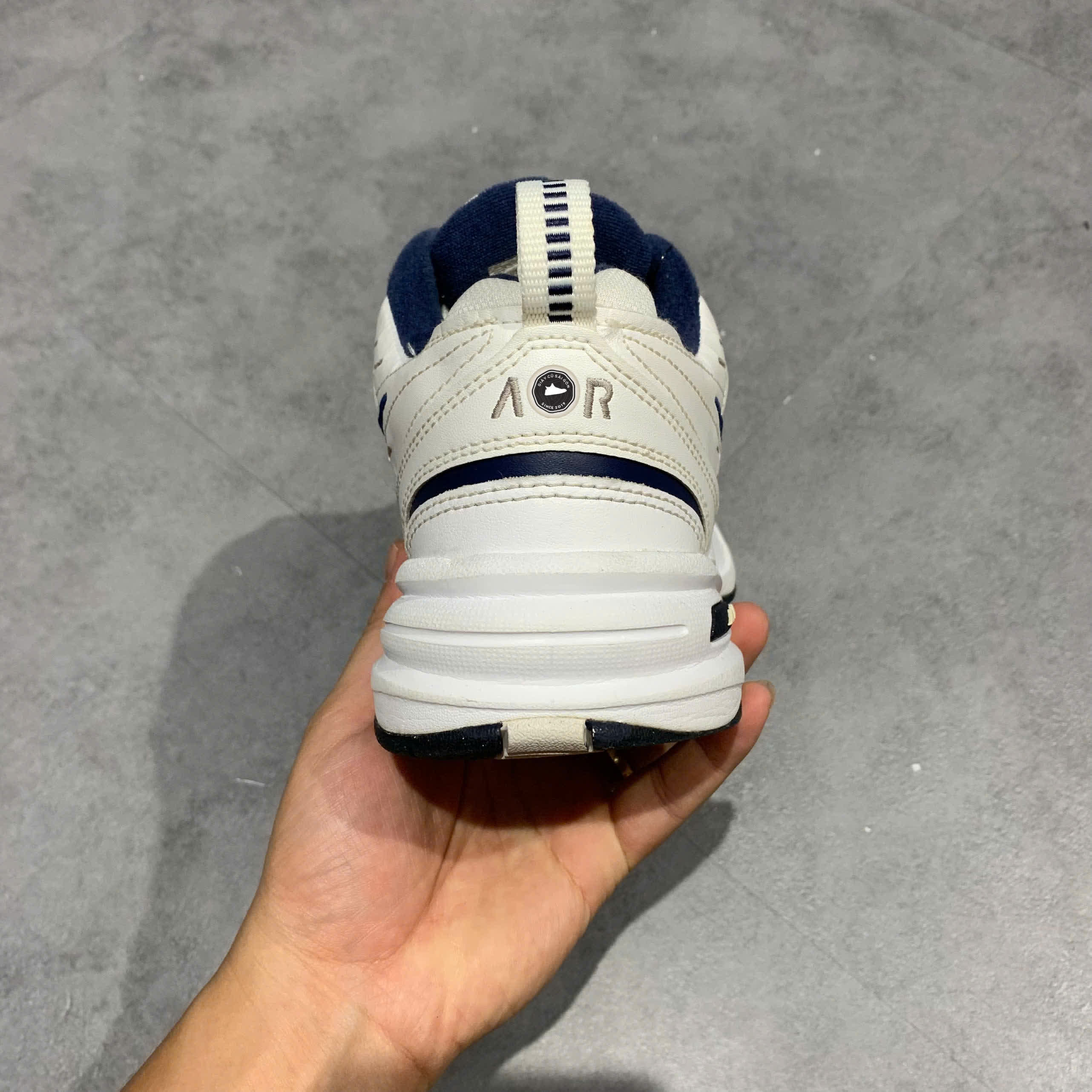 NIKE AIR MONARCH IV 'WHITE NAVY' 415445 102 SIZE 40.5 GIÀY 2HAND CHÍNH HÃNG PVN20570