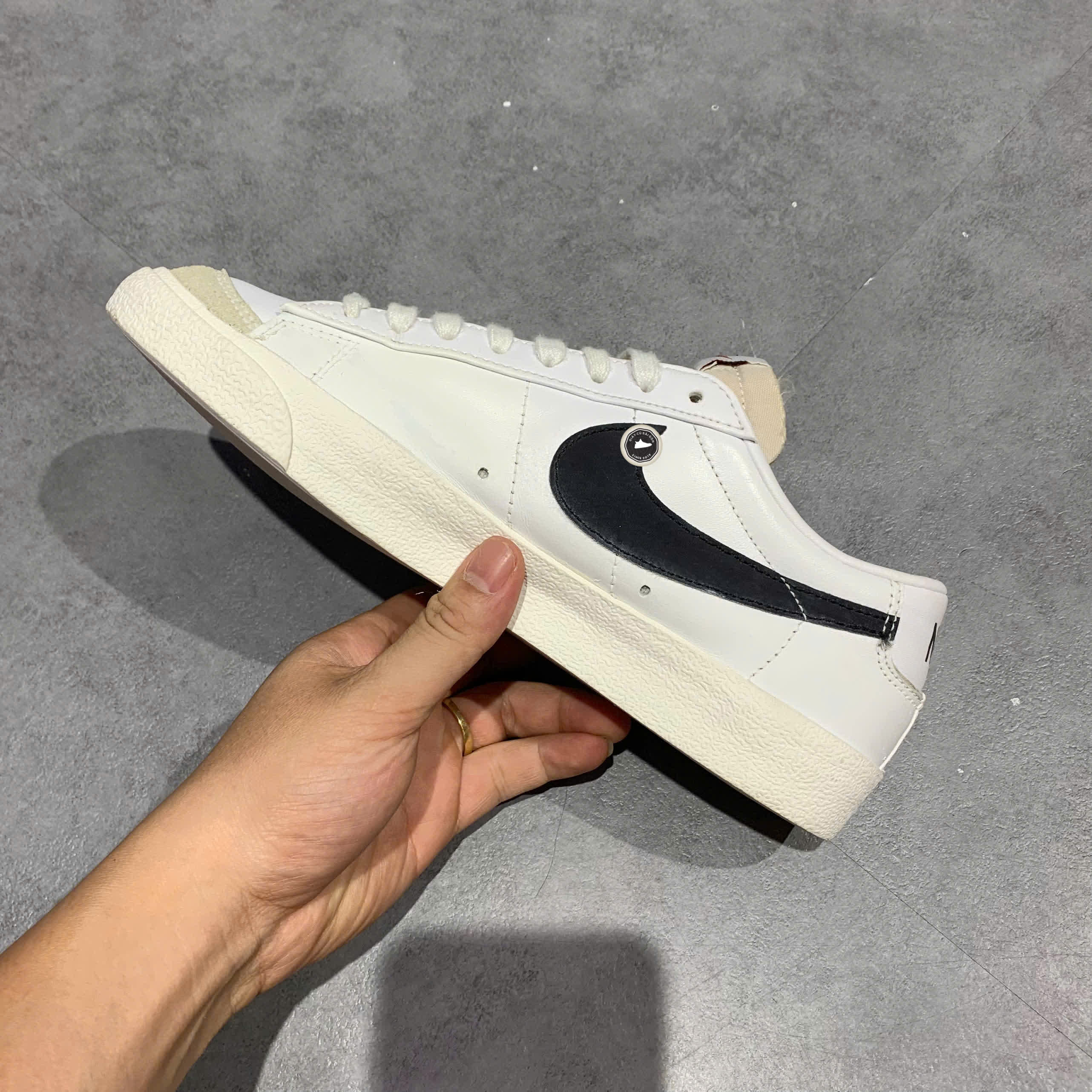 NIKE BLAZER LOW '77 VINTAGE WHITE BLACK DA6364 101 SIZE 40 GIÀY 2HAND CHÍNH HÃNG PVN20380