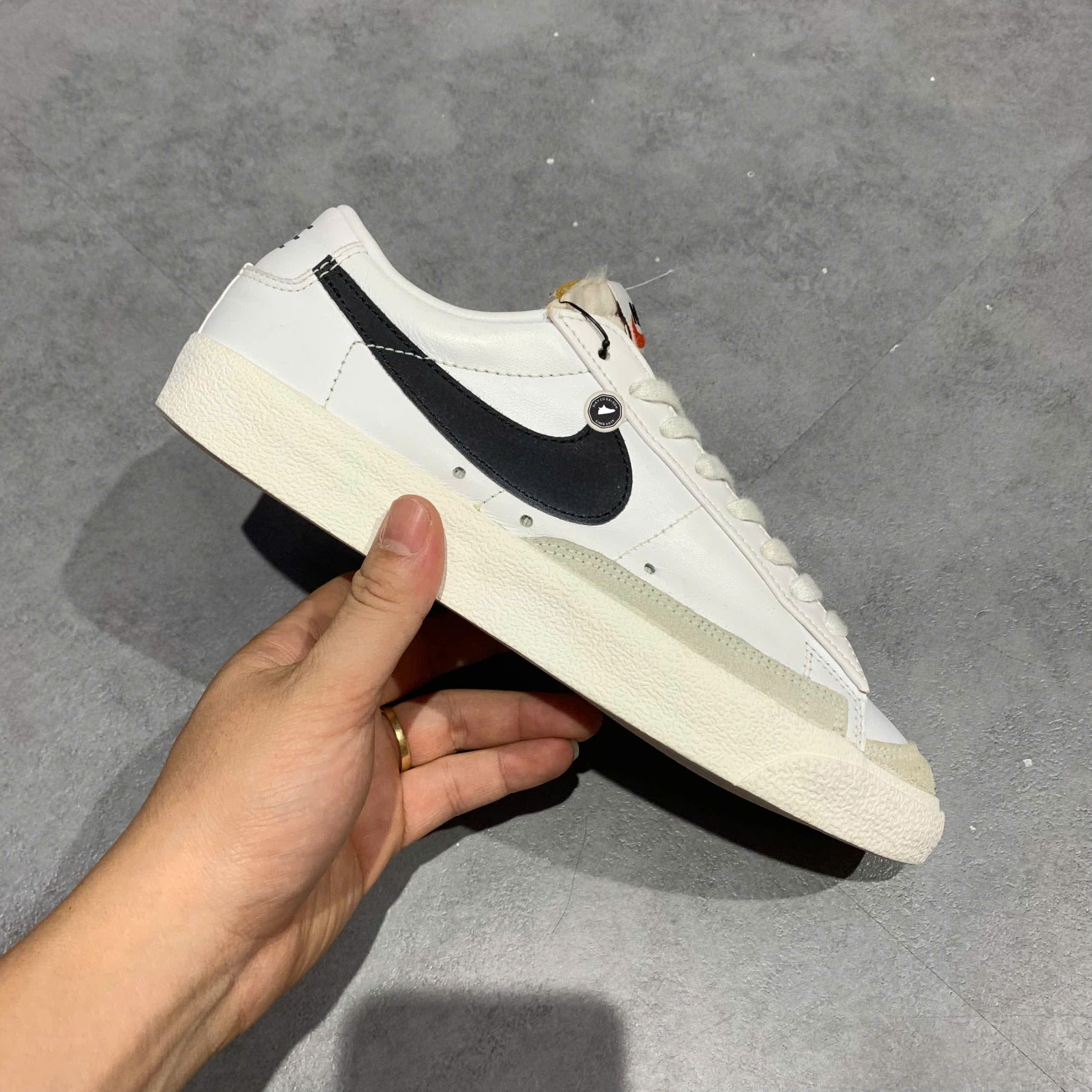 NIKE BLAZER LOW '77 VINTAGE WHITE BLACK DA6364 101 SIZE 40 GIÀY 2HAND CHÍNH HÃNG PVN20380