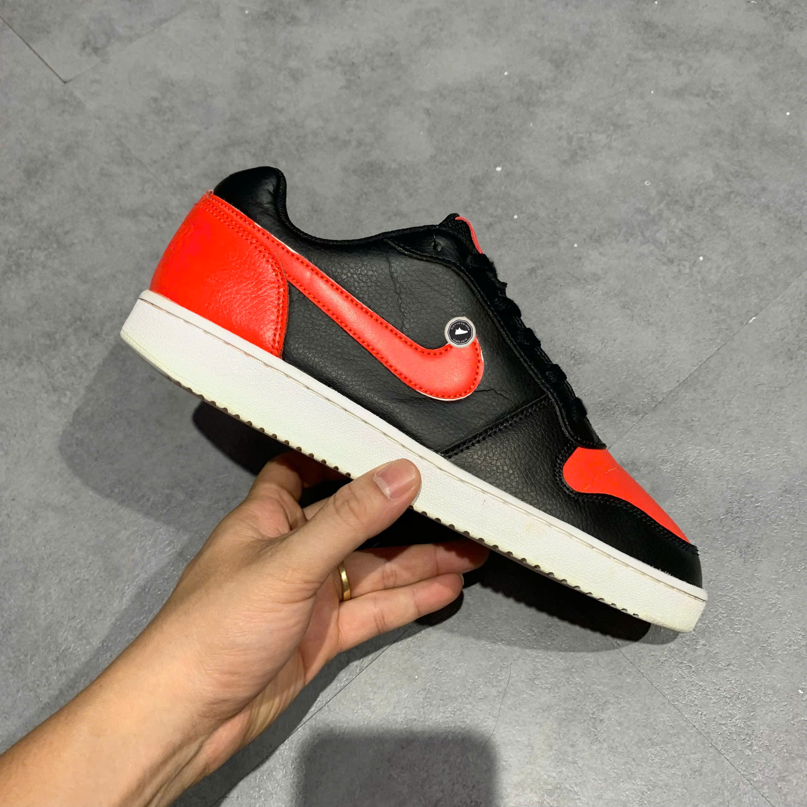 NIKE EBERNON LOW BLACK HABANERO RED AQ1775 004 SIZE 40.5 GIÀY 2HAND CHÍNH HÃNG  PVN20528