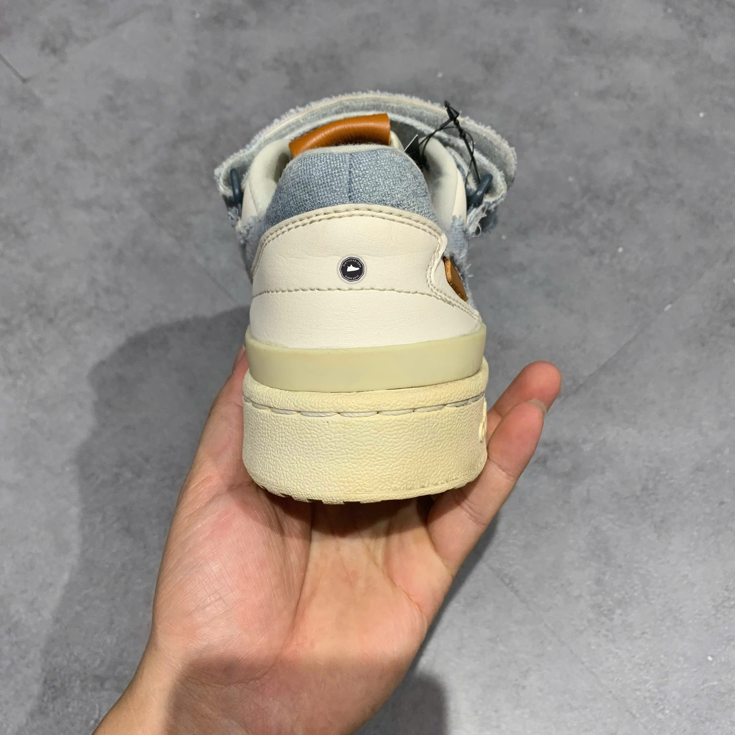 ADIDAS FORUM LOW BLUE CLOUD WHITE HQ6334 SIZE 40 2/3 GIÀY 2HAND CHÍNH HÃNG PVN20606