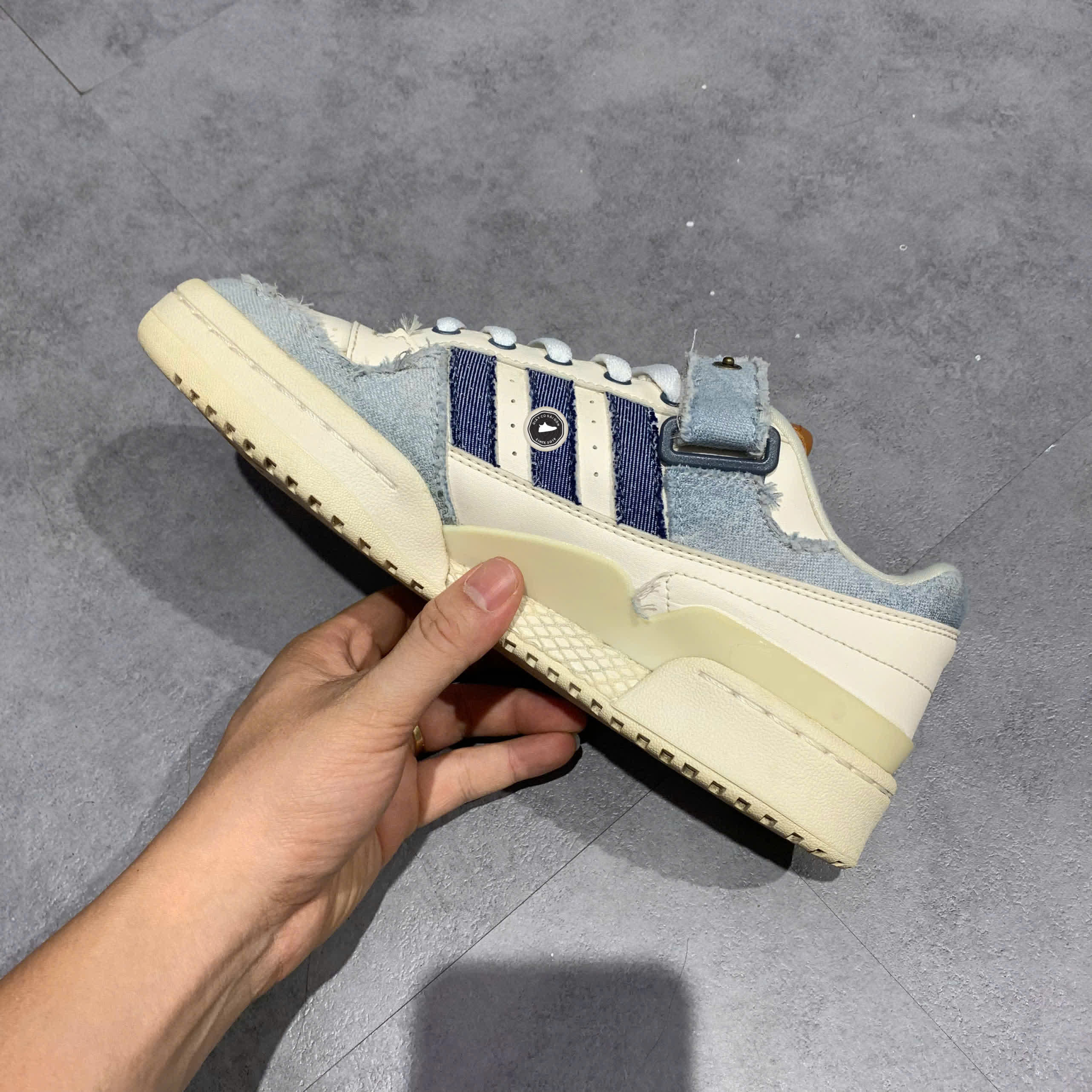 ADIDAS FORUM LOW BLUE CLOUD WHITE HQ6334 SIZE 40 2/3 GIÀY 2HAND CHÍNH HÃNG PVN20606