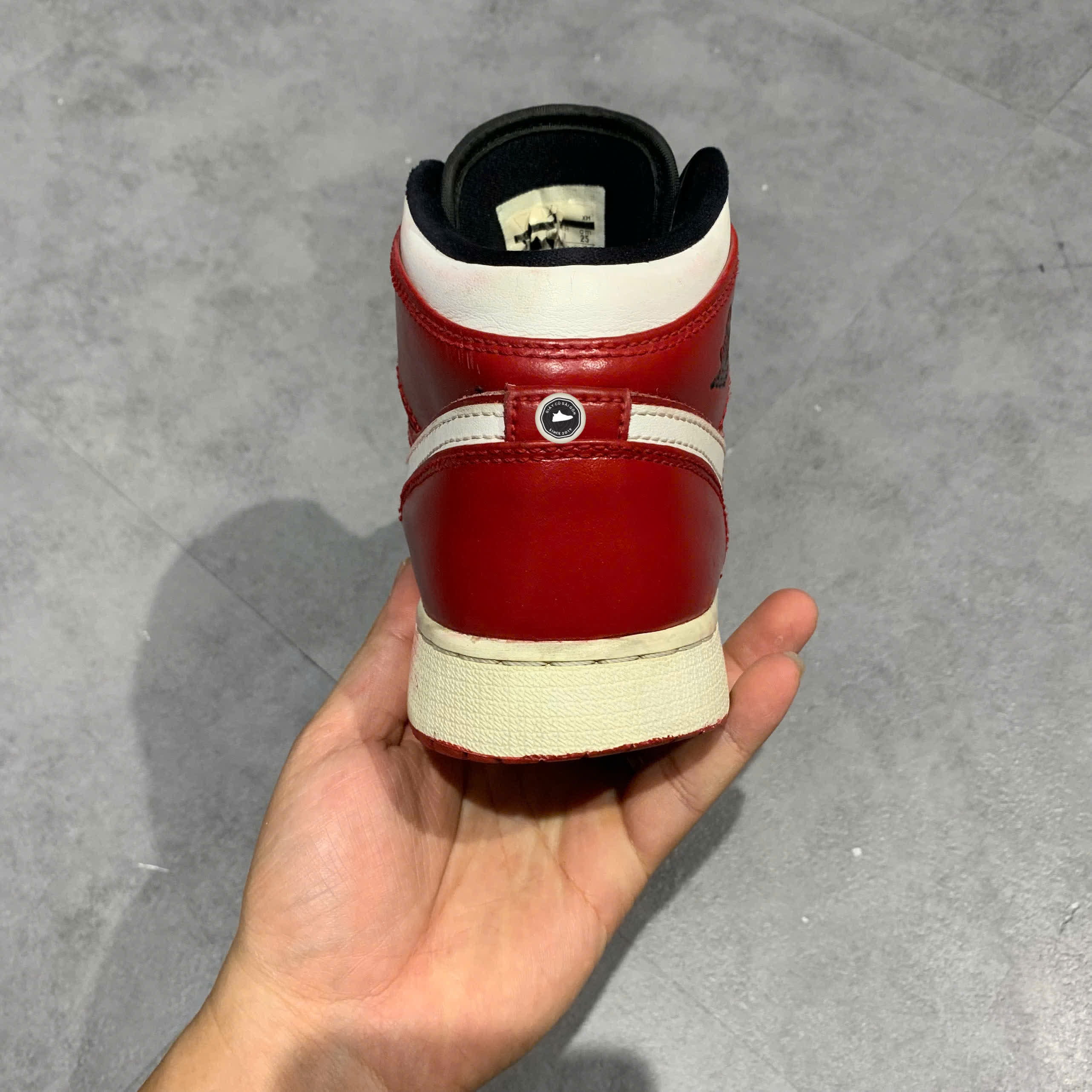 AIR JORDAN 1 MID 'GYM RED BLACK WHITE' 554725 605 SIZE 40 GIÀY 2HAND CHÍNH HÃNG PVN20616