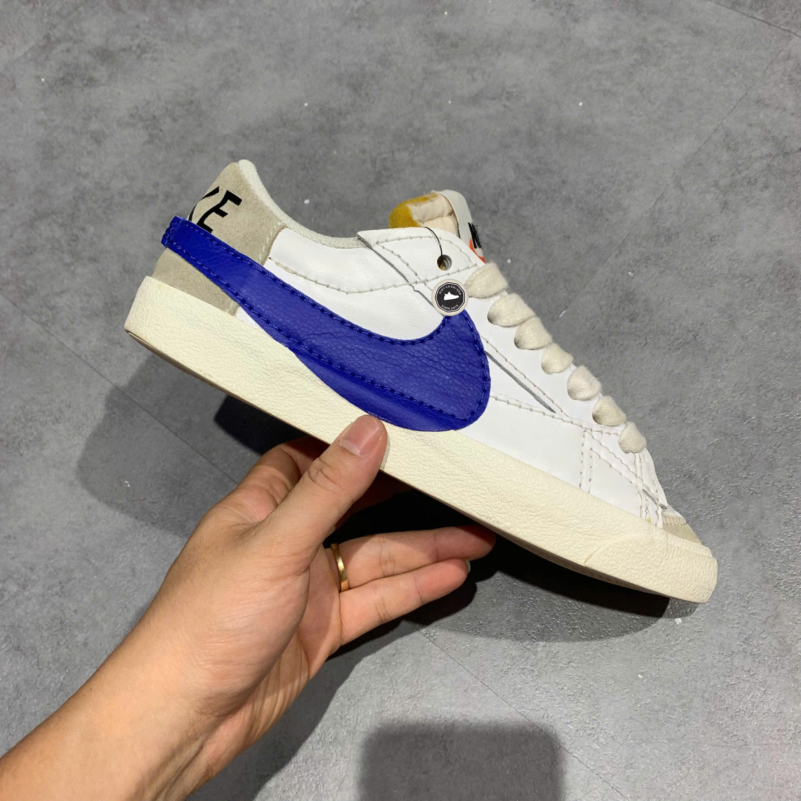 NIKE BLAZER LOW '77 JUMBO 'WHITE OLD ROYAL' DQ8768 100 SIZE 40.5 GIÀY 2HAND CHÍNH HÃNG PVN20517