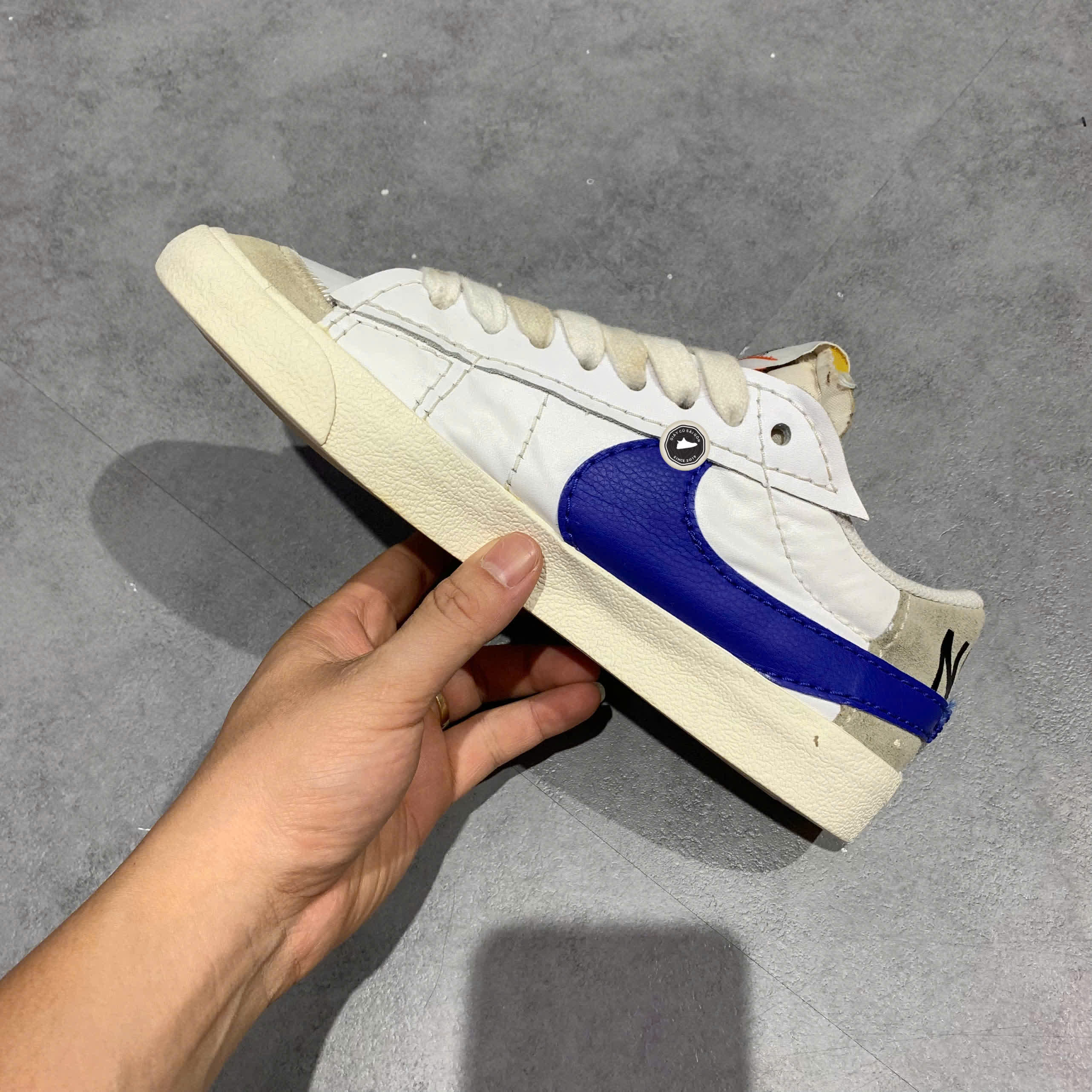 NIKE BLAZER LOW '77 JUMBO 'WHITE OLD ROYAL' DQ8768 100 SIZE 40.5 GIÀY 2HAND CHÍNH HÃNG PVN20517