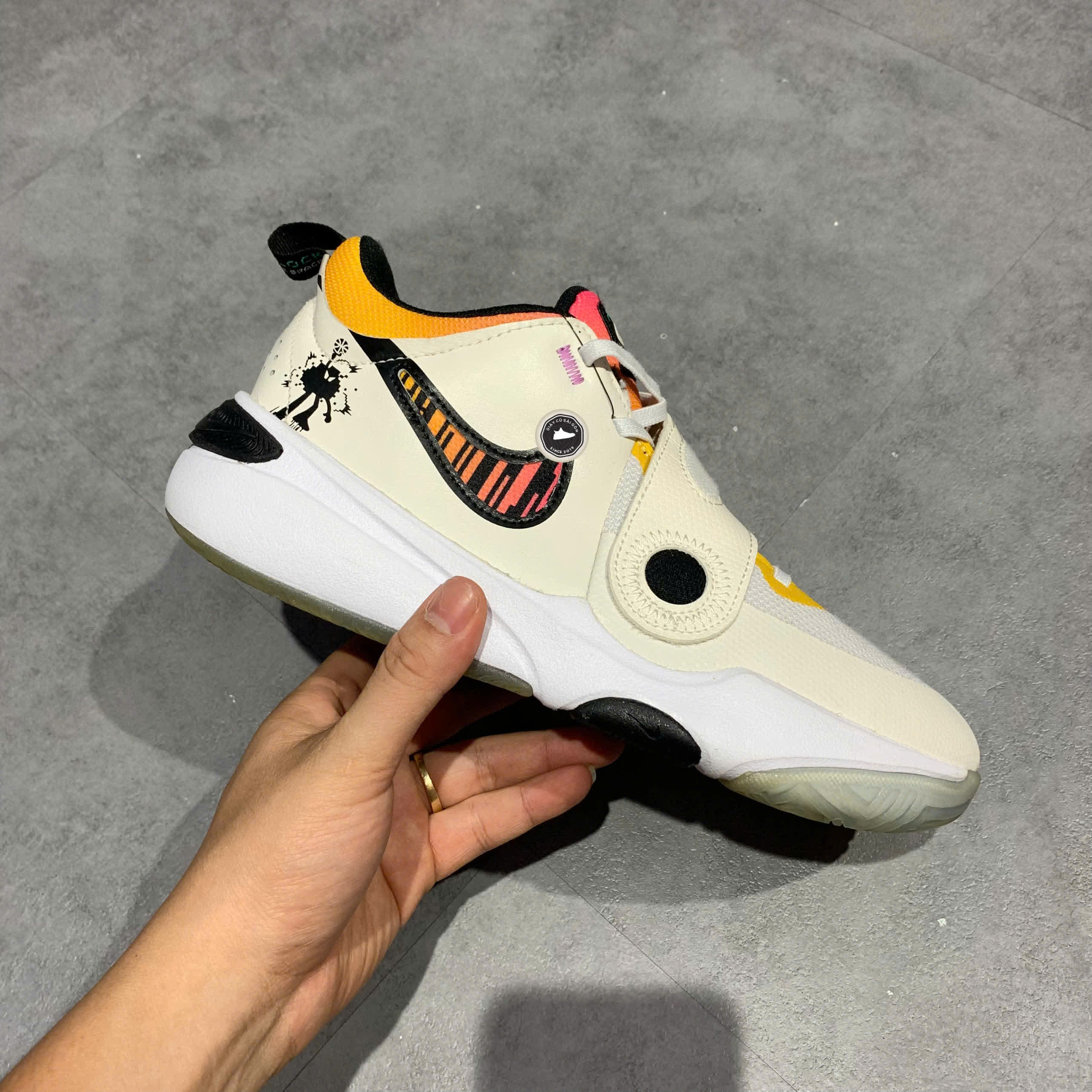 NIKE TEAM HUSTLE D 11 (GS) 'DOODLES' FJ7688 101 SIZE 40 GIÀY 2HAND CHÍNH HÃNG  PVN20386