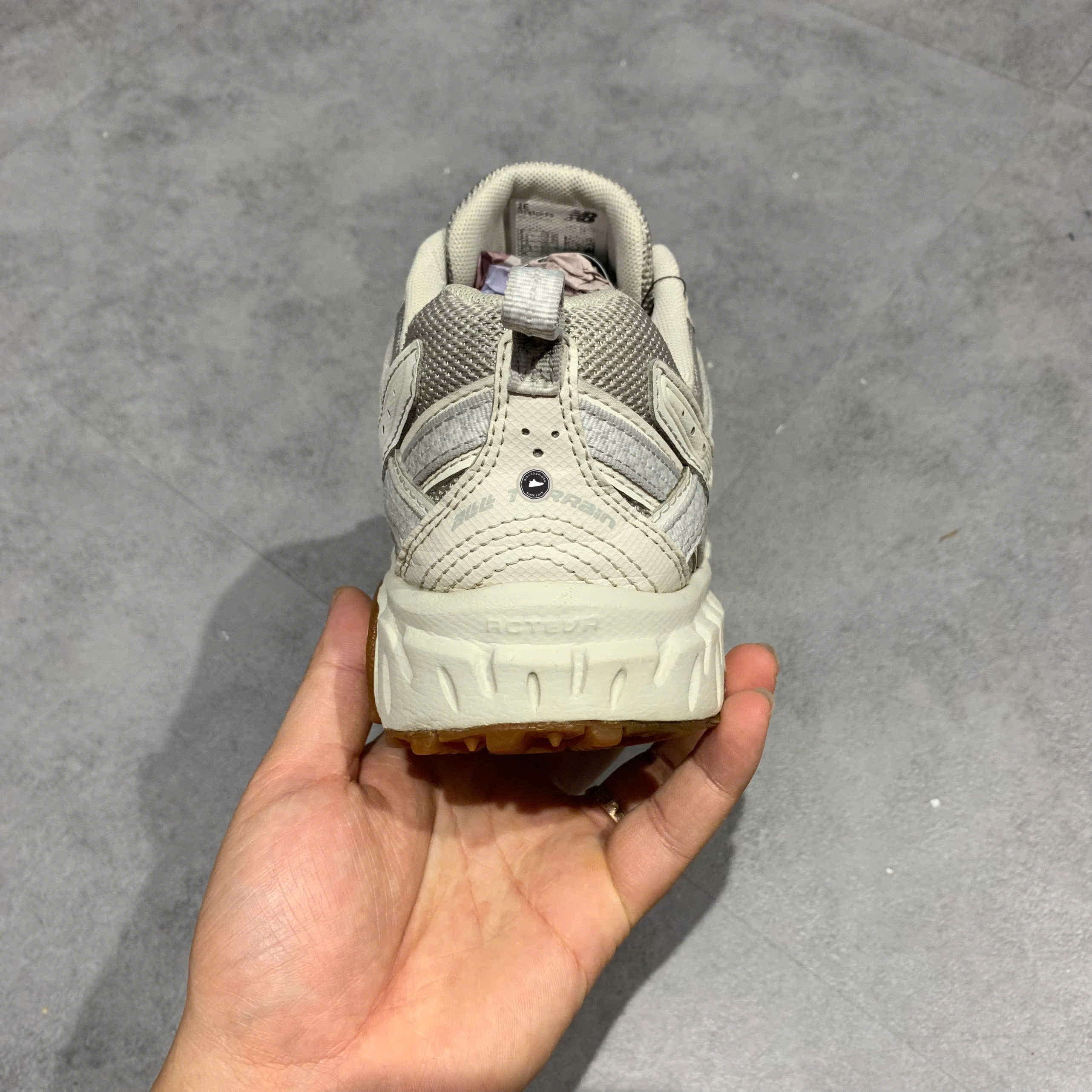 New Balance 410v5 'Grey Gum' MT410KF5 SIZE 41.5 GIÀY 2HAND CHÍNH HÃNG  PVN21043