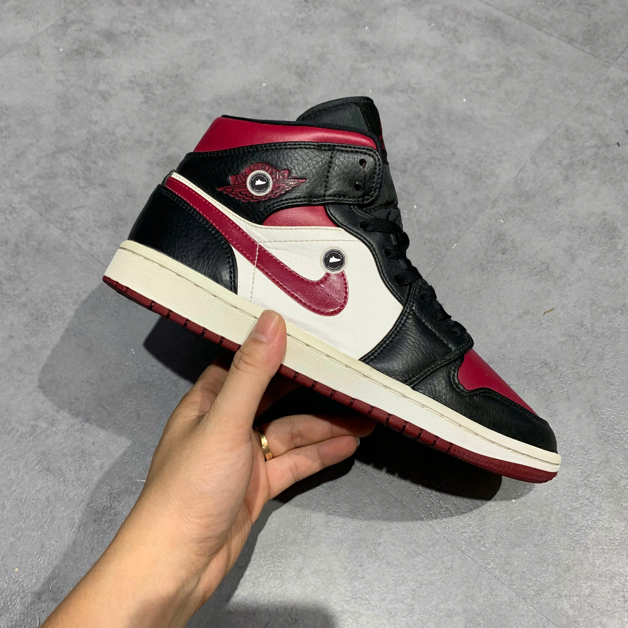 NIKE AIR JORDAN 1 MID 'BRED TOE' 554724 066 SIZE 41 GIÀY 2HAND CHÍNH HÃNG PVN20645