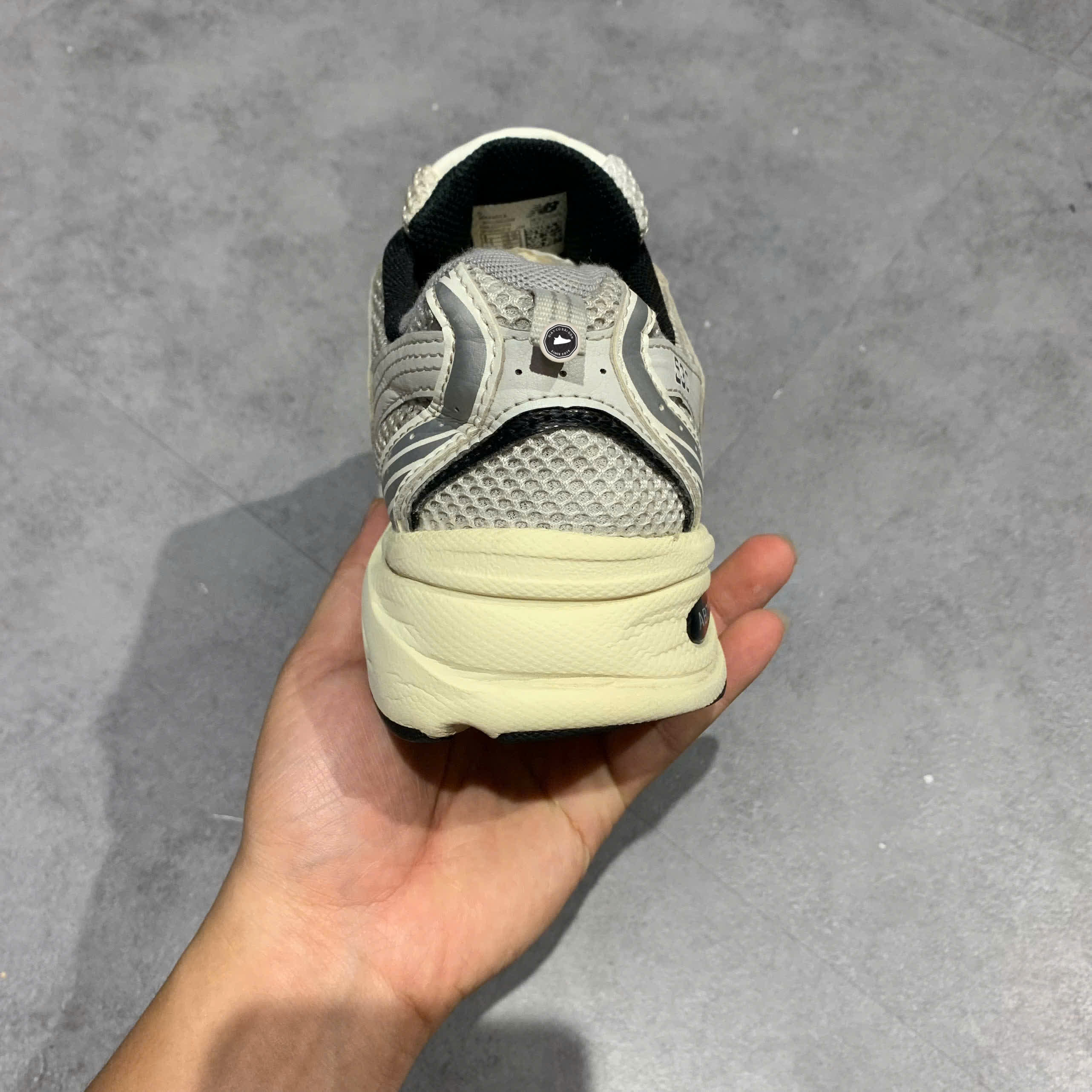 NEW BALANCE 530 WHITE SILVER METALLIC MR530TA SIZE 41.5 GIÀY 2HAND CHÍNH HÃNG 21029