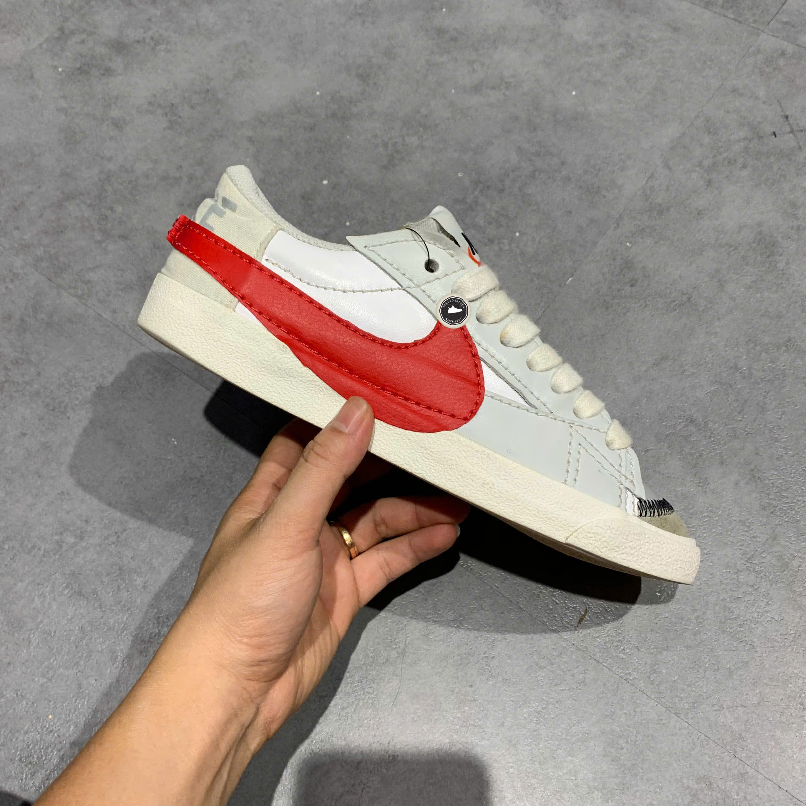 NIKE BLAZER LOW '77 JUMBO 'WHITE UNIVERSITY RED' DQ8769 100 SIZE 41 GIÀY 2HAND CHÍNH HÃNG PVN20426