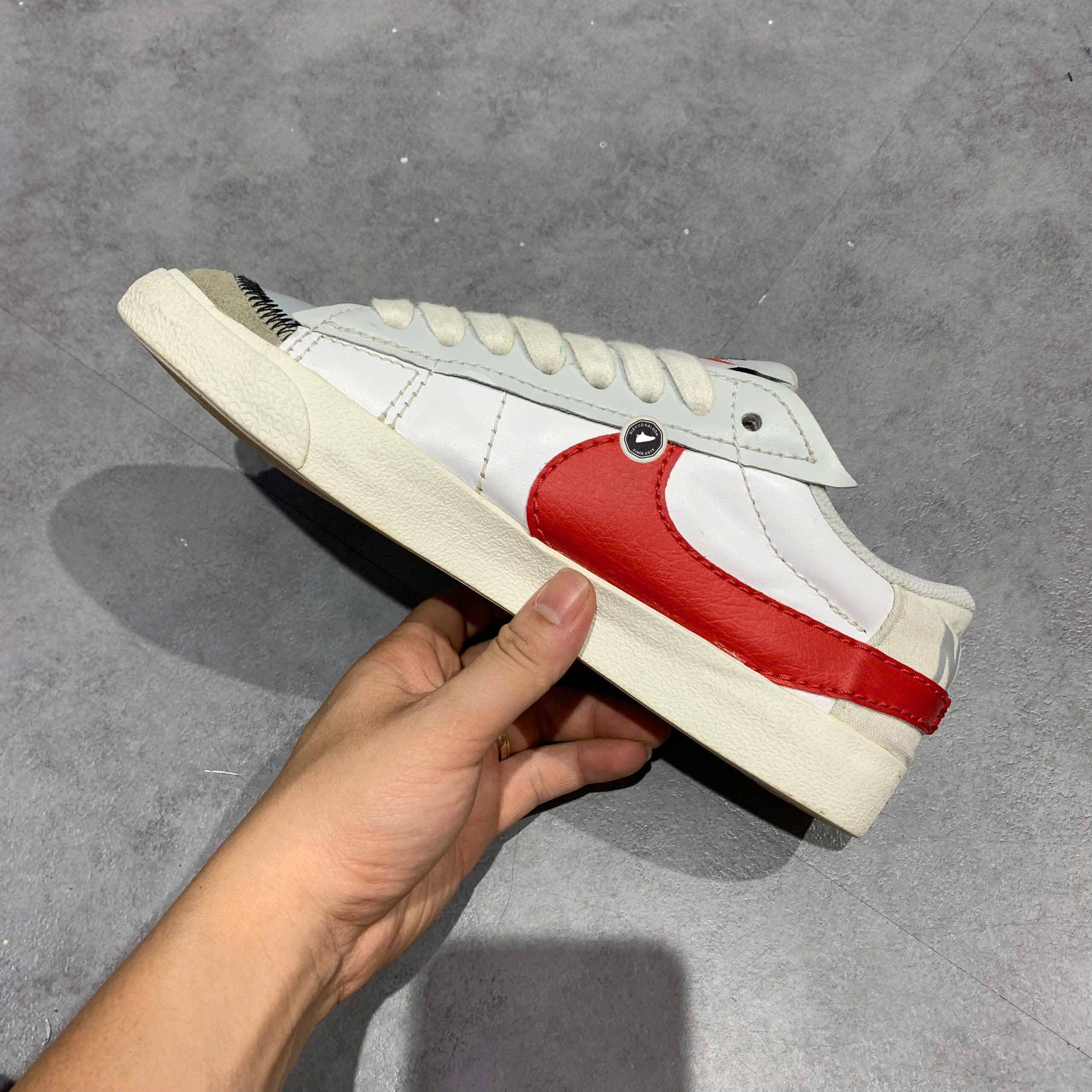 NIKE BLAZER LOW '77 JUMBO 'WHITE UNIVERSITY RED' DQ8769 100 SIZE 41 GIÀY 2HAND CHÍNH HÃNG PVN20426