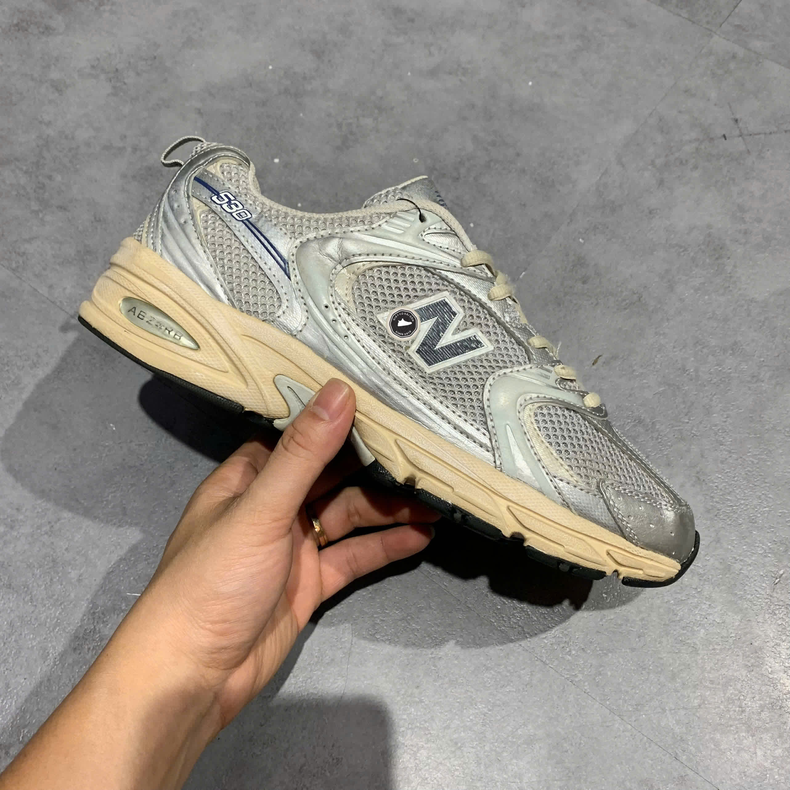 NEW BALANCE 530 'SILVER METALLIC & MOONBEAM' MR530VS SIZE 41.5 GIÀY 2HAND CHÍNH HÃNG  PVN21038