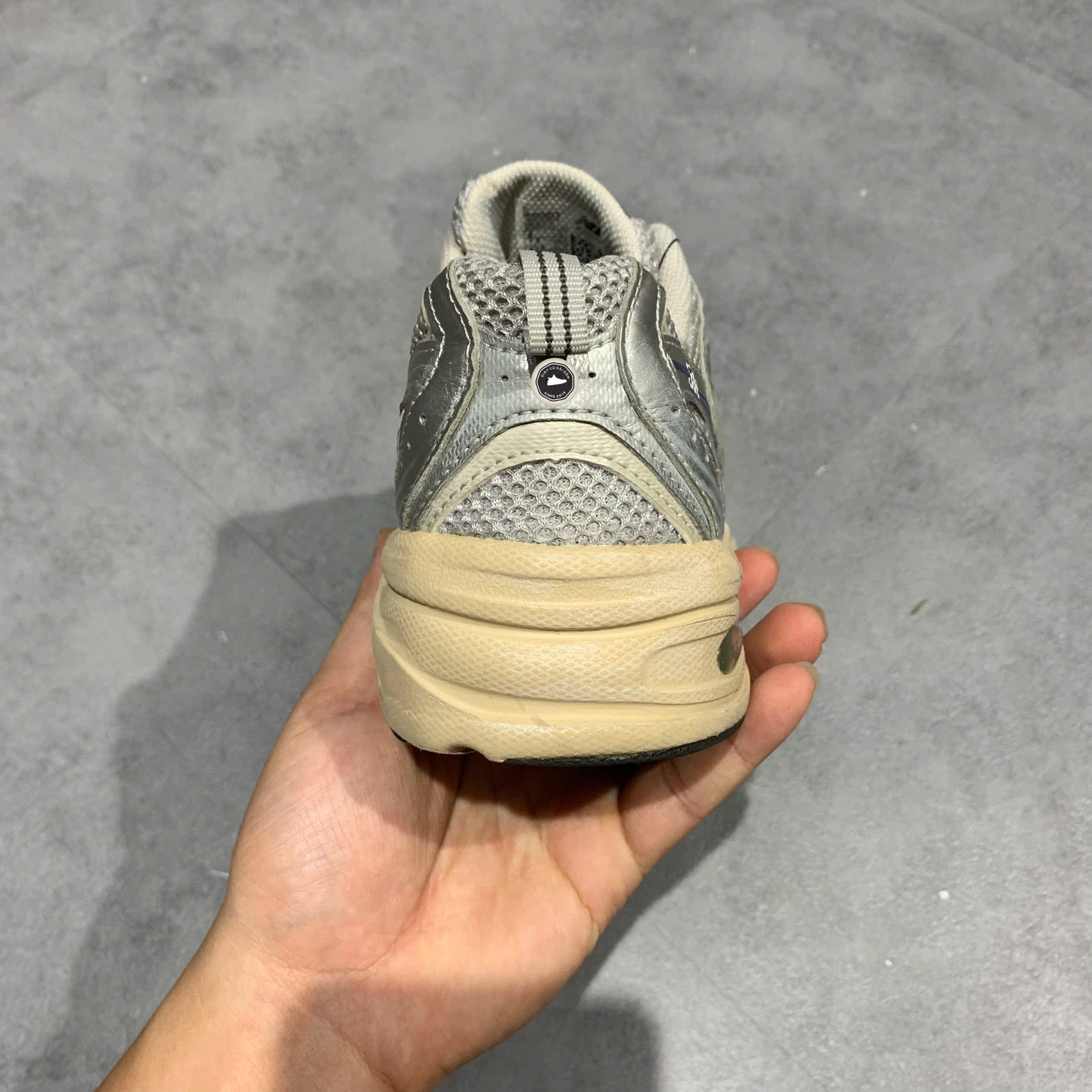 NEW BALANCE 530 'SILVER METALLIC & MOONBEAM' MR530VS SIZE 41.5 GIÀY 2HAND CHÍNH HÃNG  PVN21038