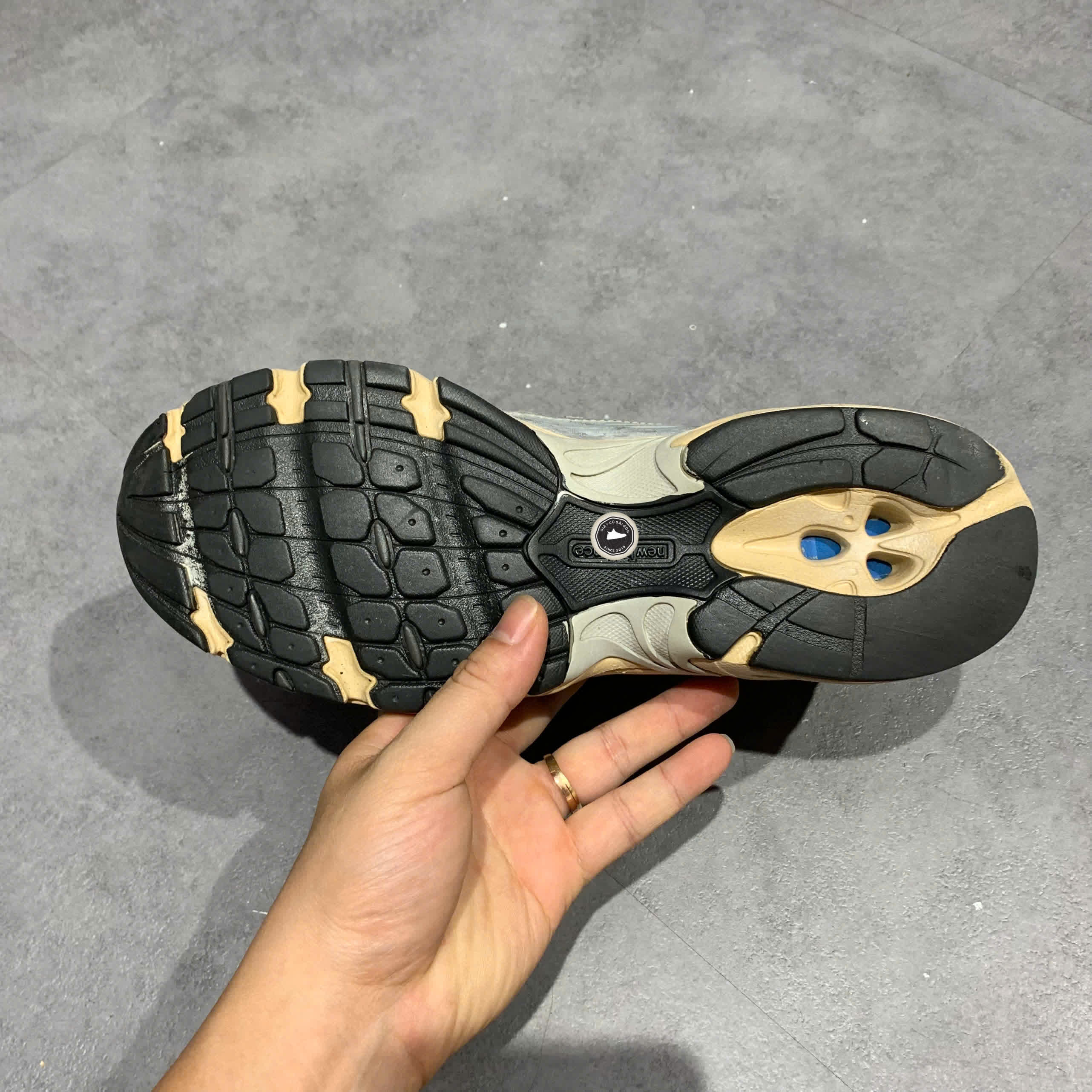 NEW BALANCE 530 'SILVER METALLIC & MOONBEAM' MR530VS SIZE 41.5 GIÀY 2HAND CHÍNH HÃNG  PVN21038