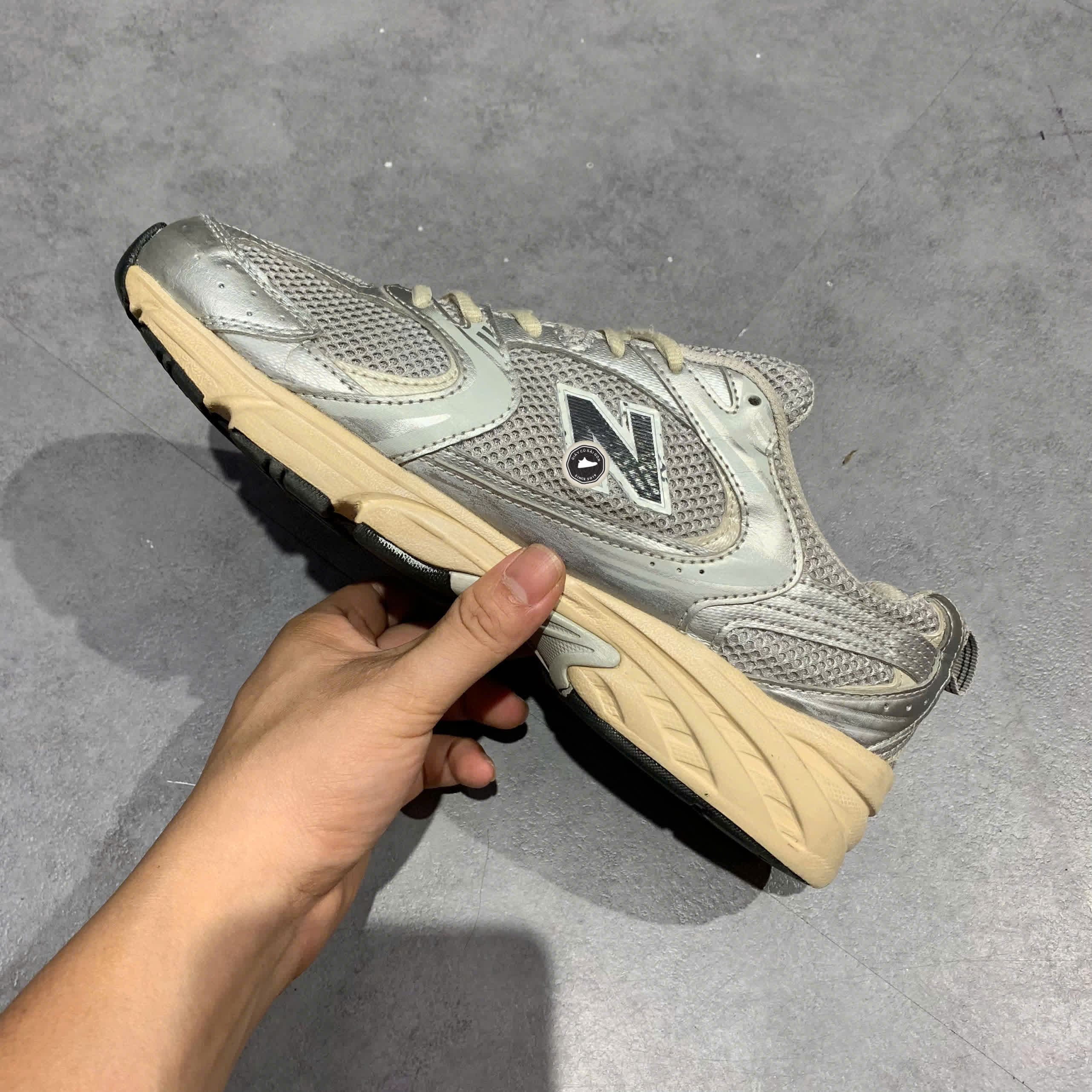 NEW BALANCE 530 'SILVER METALLIC & MOONBEAM' MR530VS SIZE 41.5 GIÀY 2HAND CHÍNH HÃNG  PVN21038