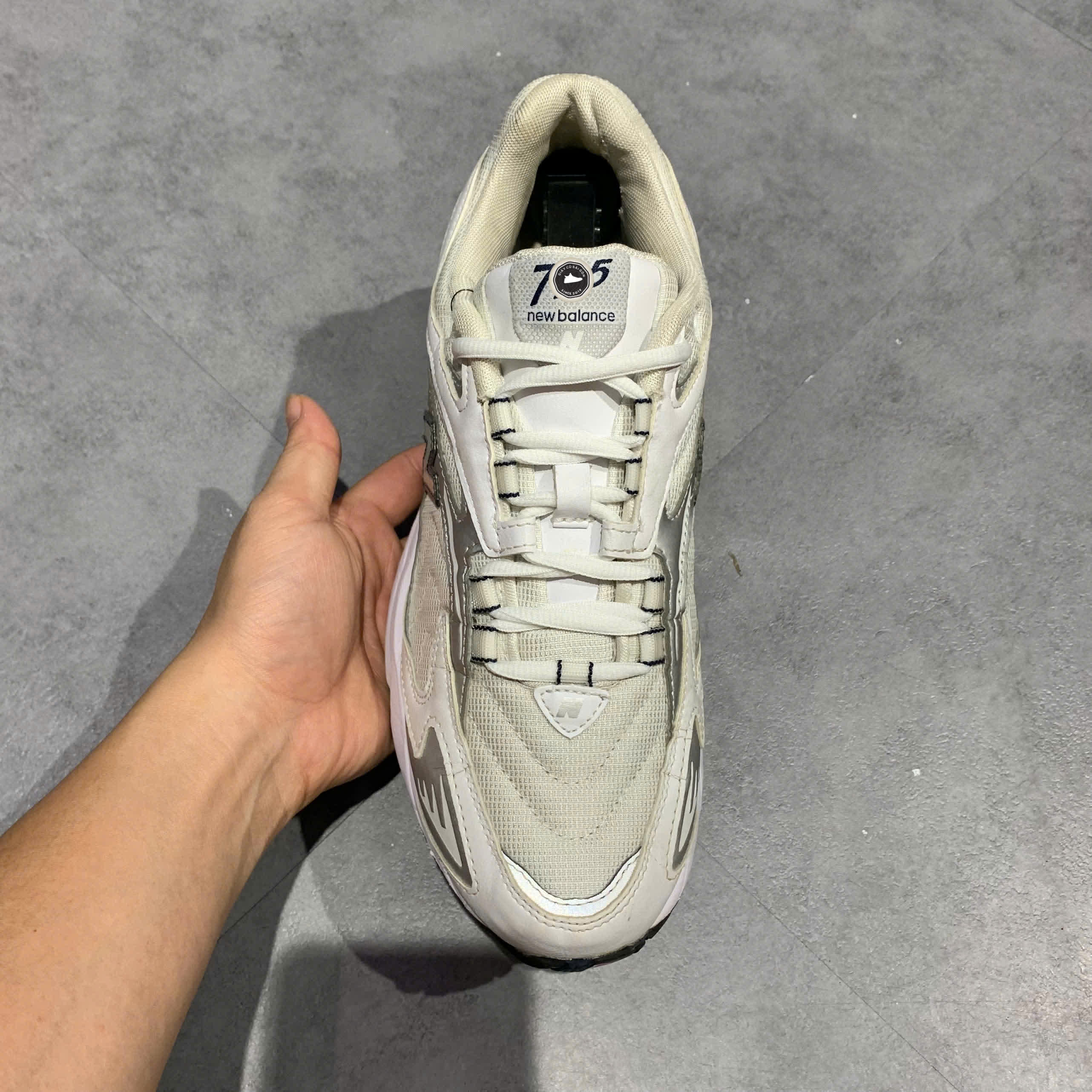 NEW BALANCE 725 'METALLIC SILVER WHITE' ML725B SIZE 41.5 GIÀY 2HAND CHÍNH HÃNG PVN21039