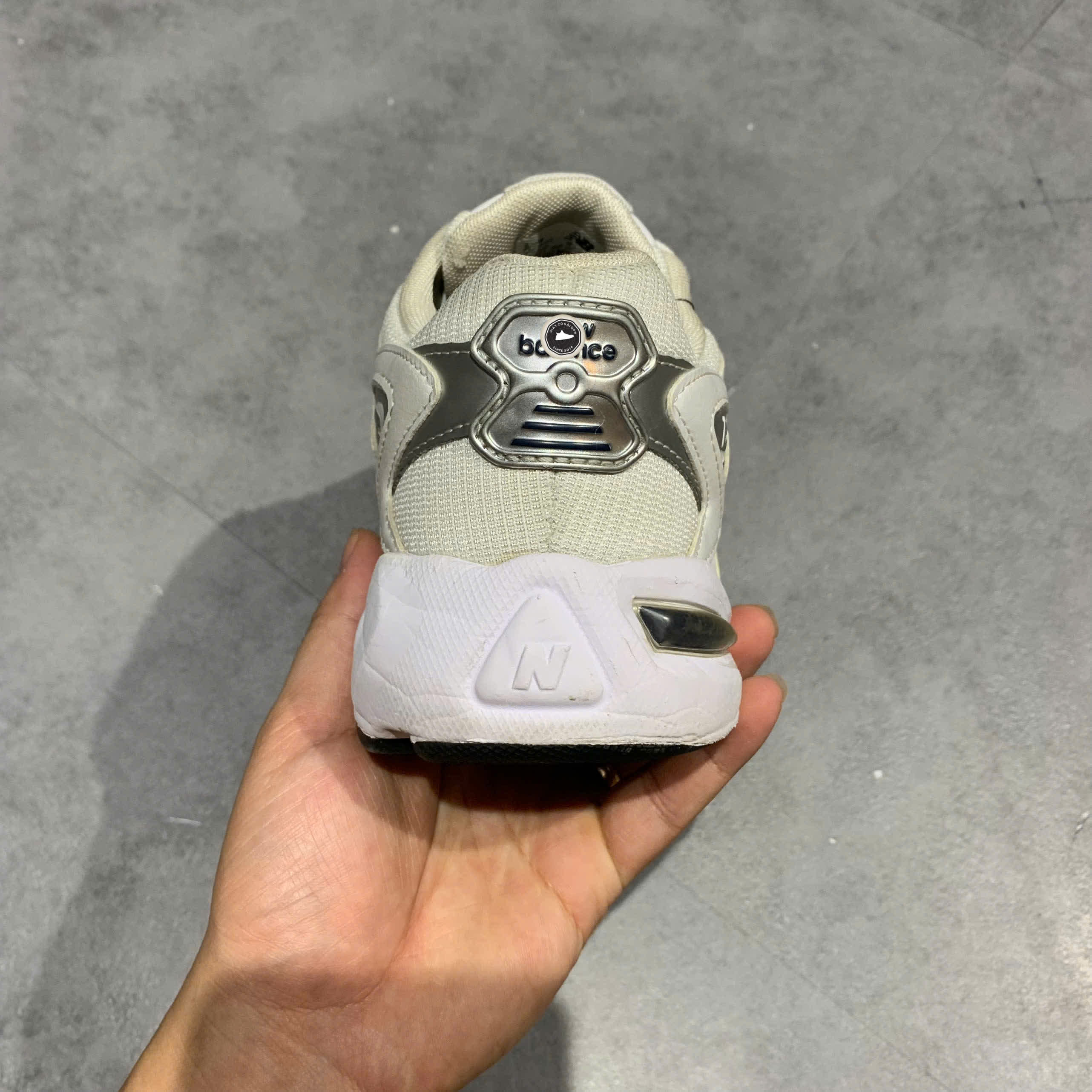NEW BALANCE 725 'METALLIC SILVER WHITE' ML725B SIZE 41.5 GIÀY 2HAND CHÍNH HÃNG PVN21039