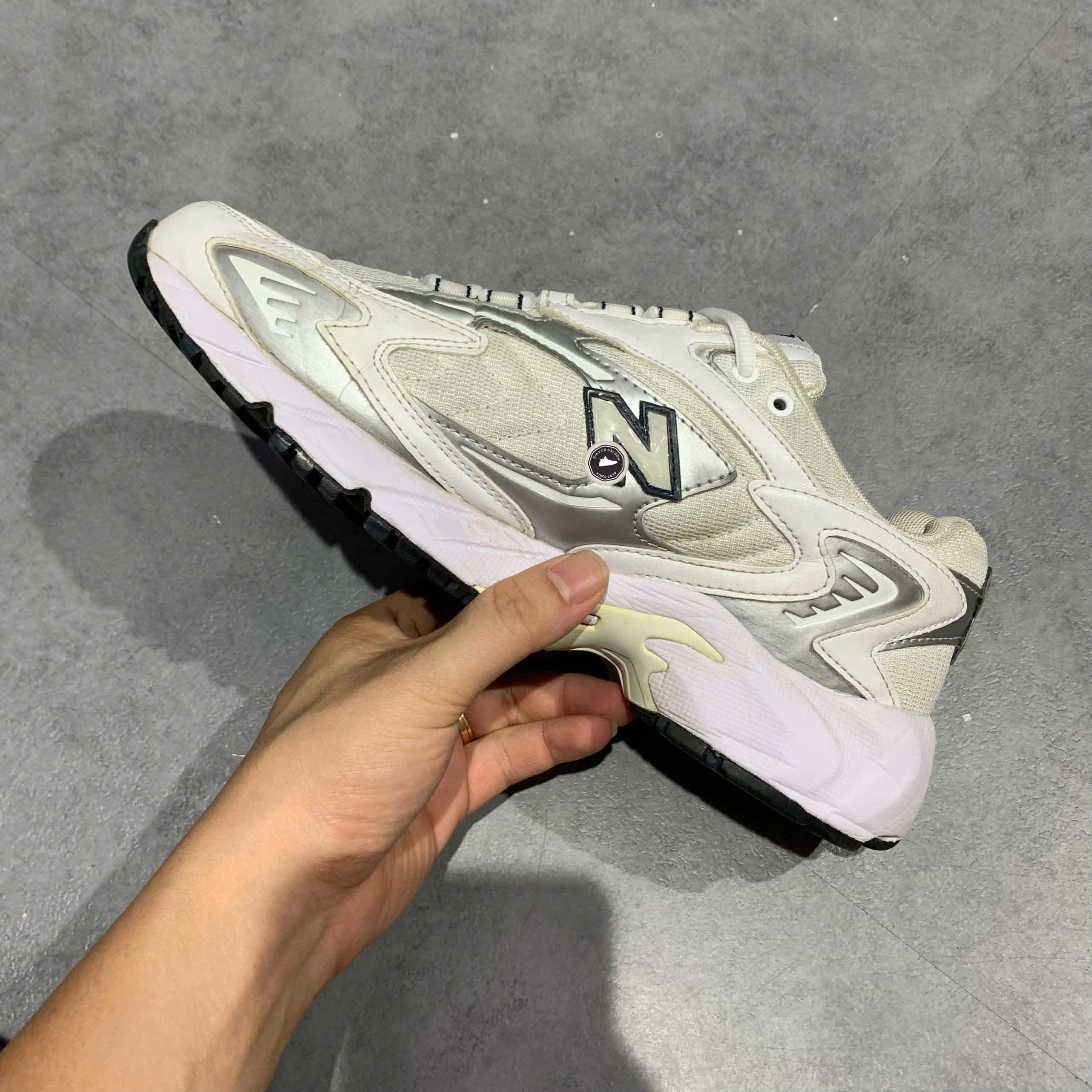 NEW BALANCE 725 'METALLIC SILVER WHITE' ML725B SIZE 41.5 GIÀY 2HAND CHÍNH HÃNG PVN21039