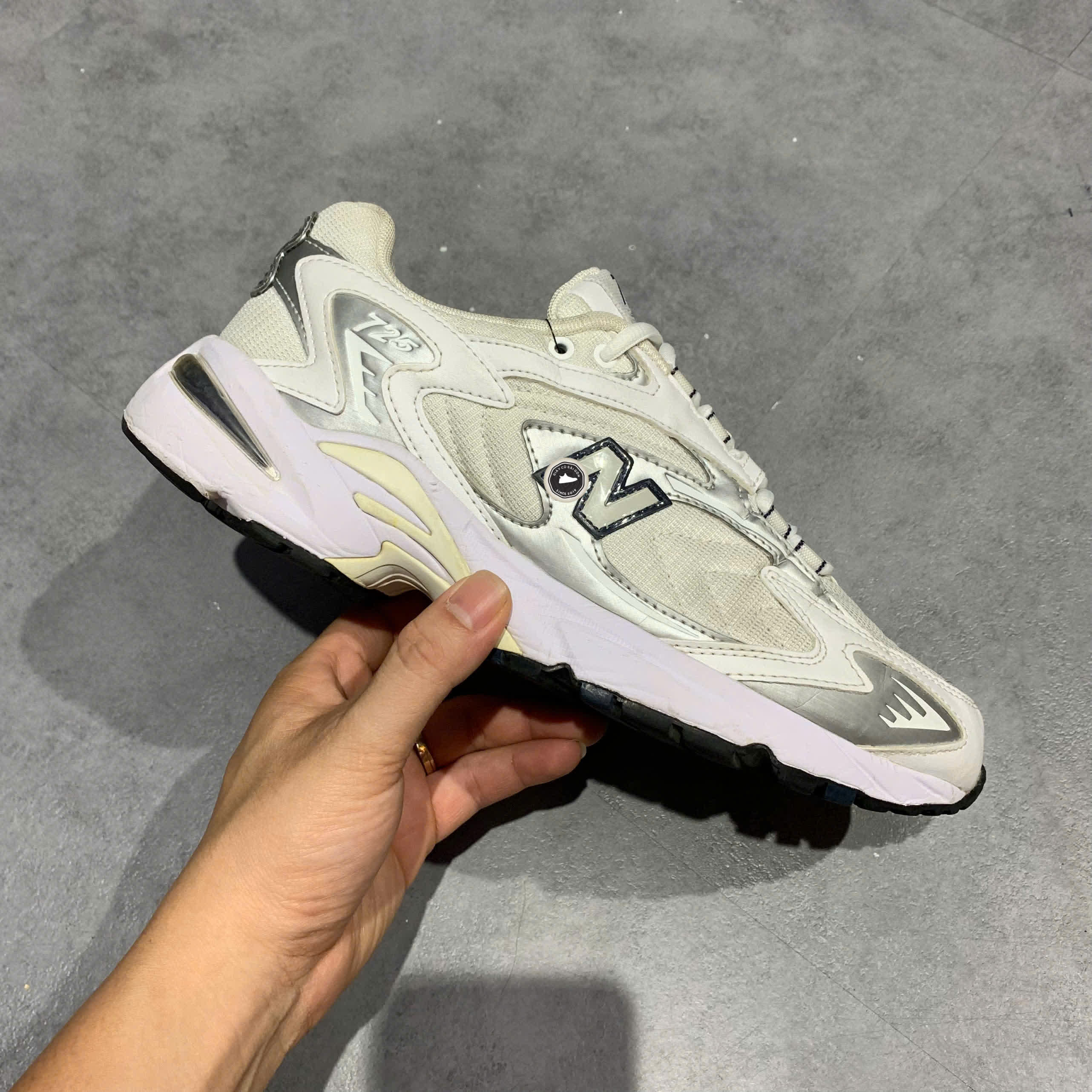 NEW BALANCE 725 'METALLIC SILVER WHITE' ML725B SIZE 41.5 GIÀY 2HAND CHÍNH HÃNG PVN21039