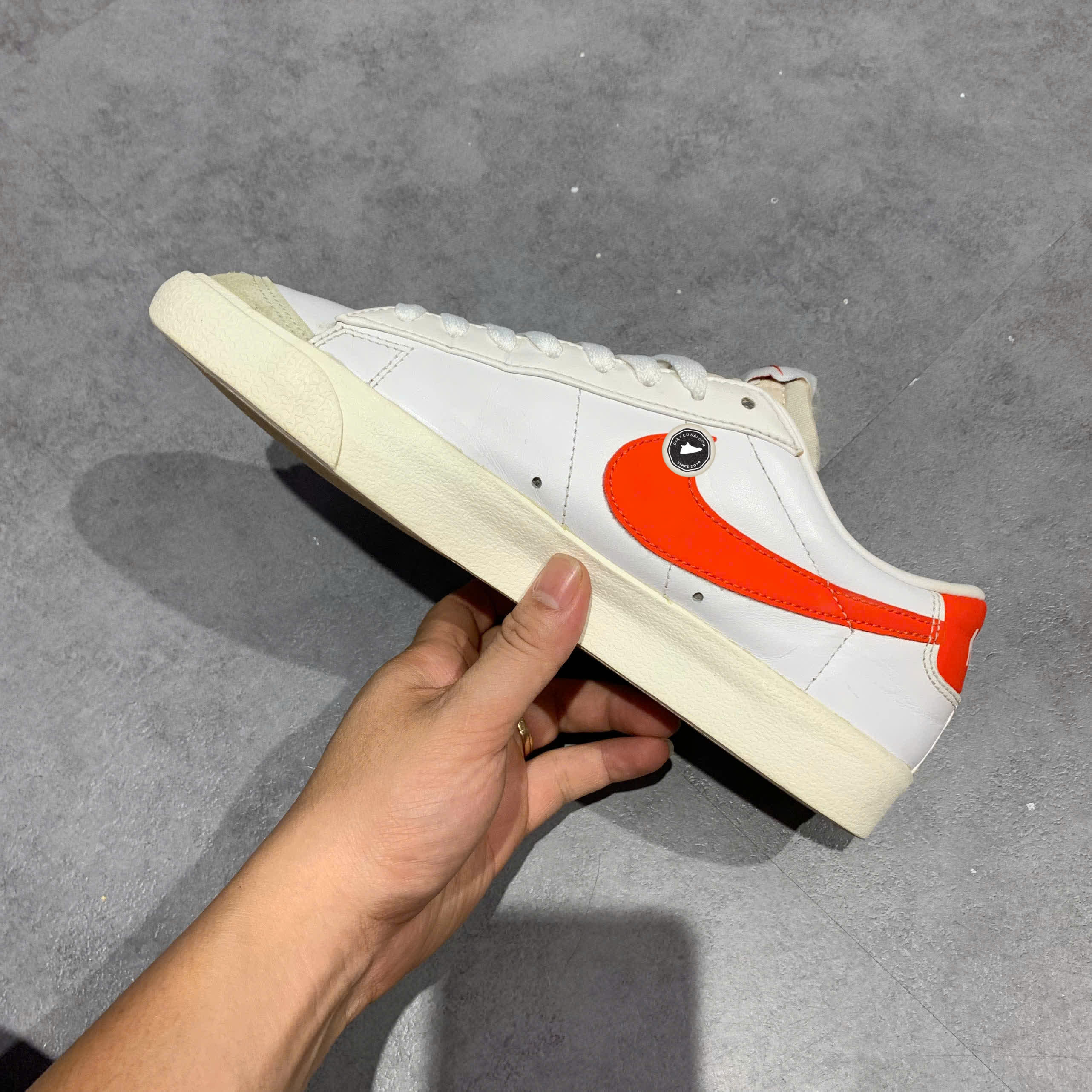 NIKE BLAZER LOW '77 VINTAGE 'WHITE TEAM ORANGE' DA6364 104 SIZE 41 GIÀY 2HAND CHÍNH HÃNG PVN20391