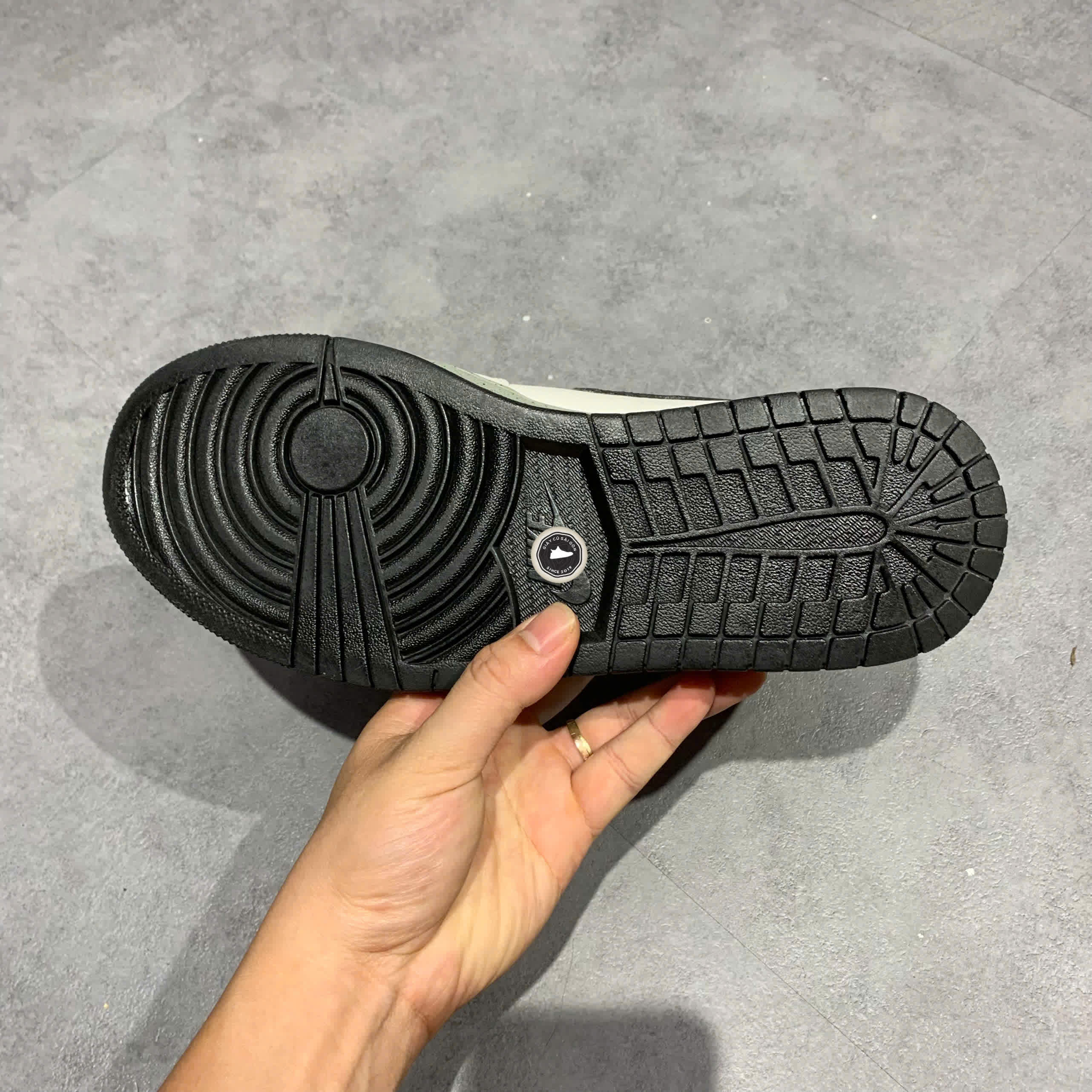 Air Jordan 1 Mid 'White Cement' 554724 115 SIZE 42.5 GIÀY 2HAND CHÍNH HÃNG PVN20387