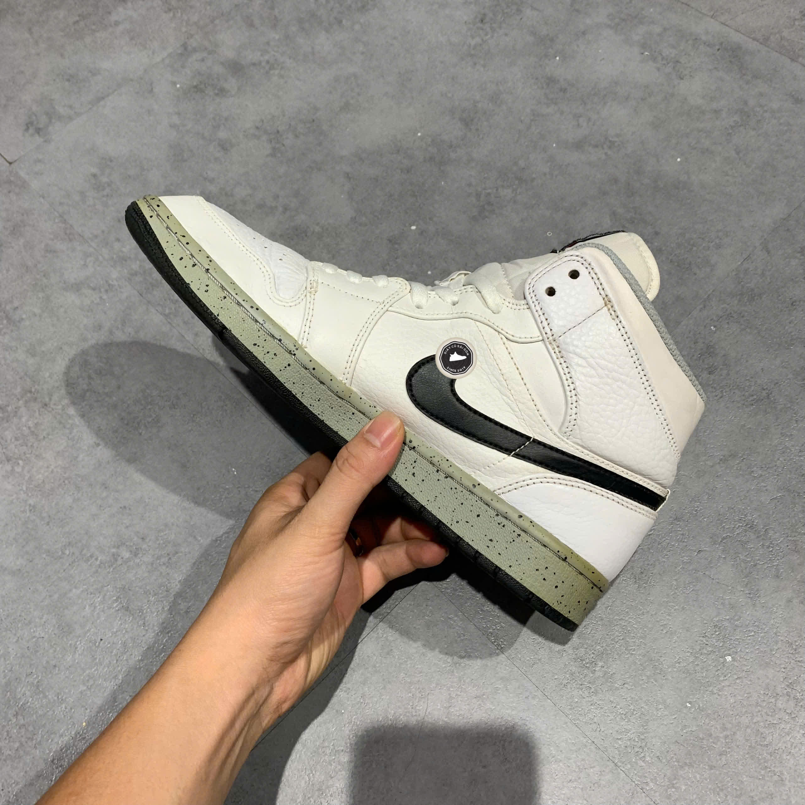 Air Jordan 1 Mid 'White Cement' 554724 115 SIZE 42.5 GIÀY 2HAND CHÍNH HÃNG PVN20387