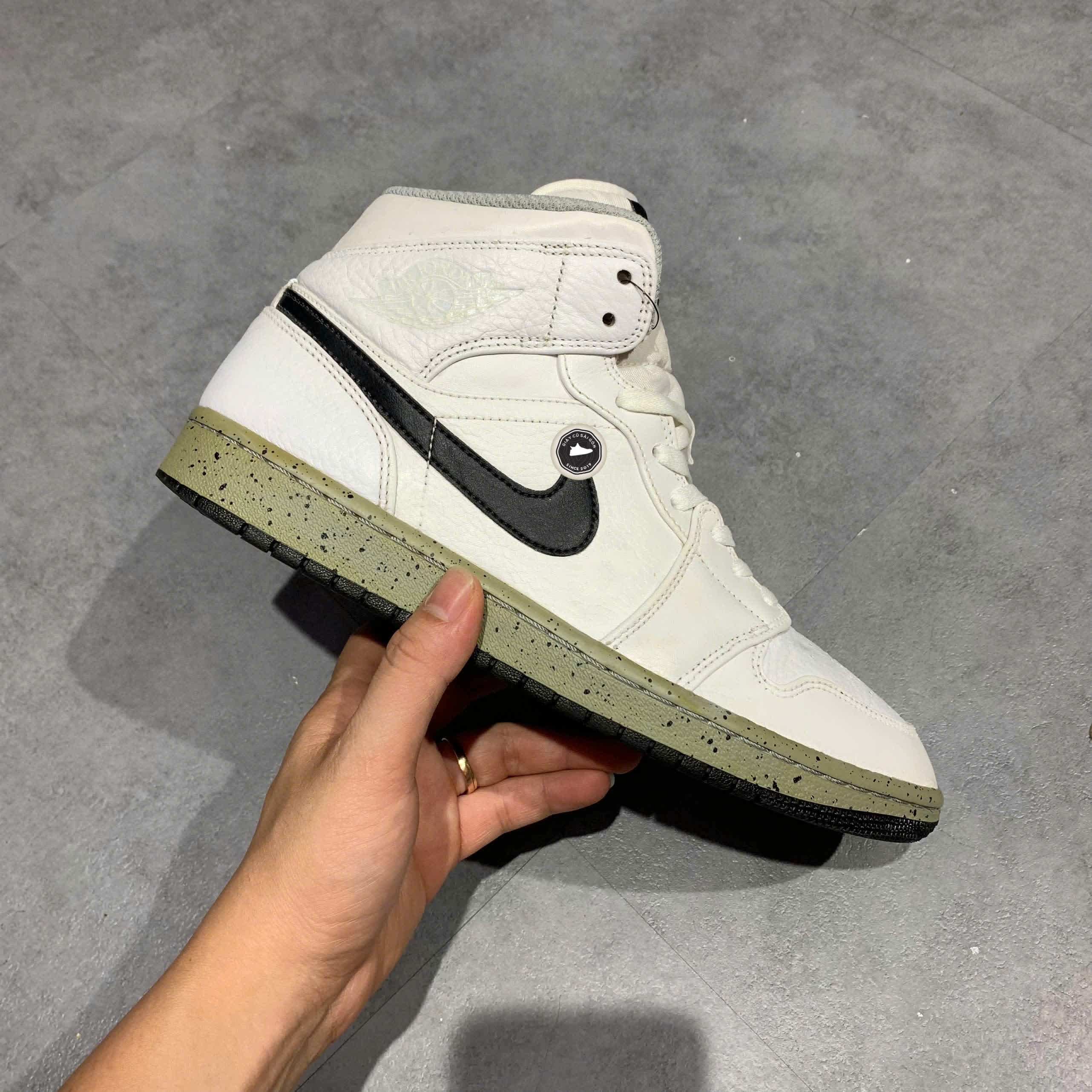 Air Jordan 1 Mid 'White Cement' 554724 115 SIZE 42.5 GIÀY 2HAND CHÍNH HÃNG PVN20387