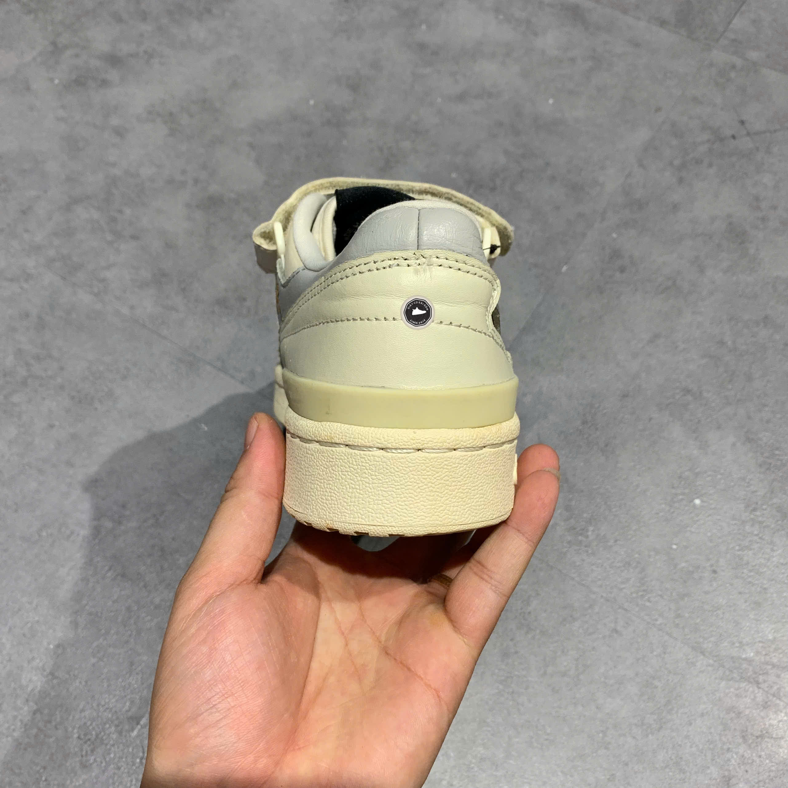 ADIDAS FORUM LOW CARTOON TREFOIL GX2181 SIZE 41 1/3 GIÀY 2HAND CHÍNH HÃNG PVN21123