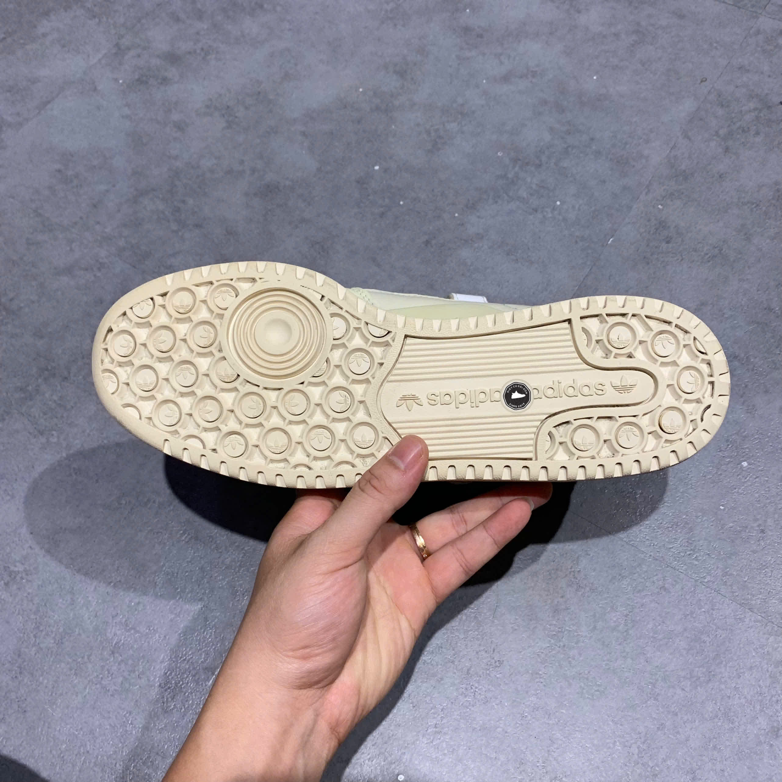 ADIDAS FORUM LOW CARTOON TREFOIL GX2181 SIZE 41 1/3 GIÀY 2HAND CHÍNH HÃNG PVN21123