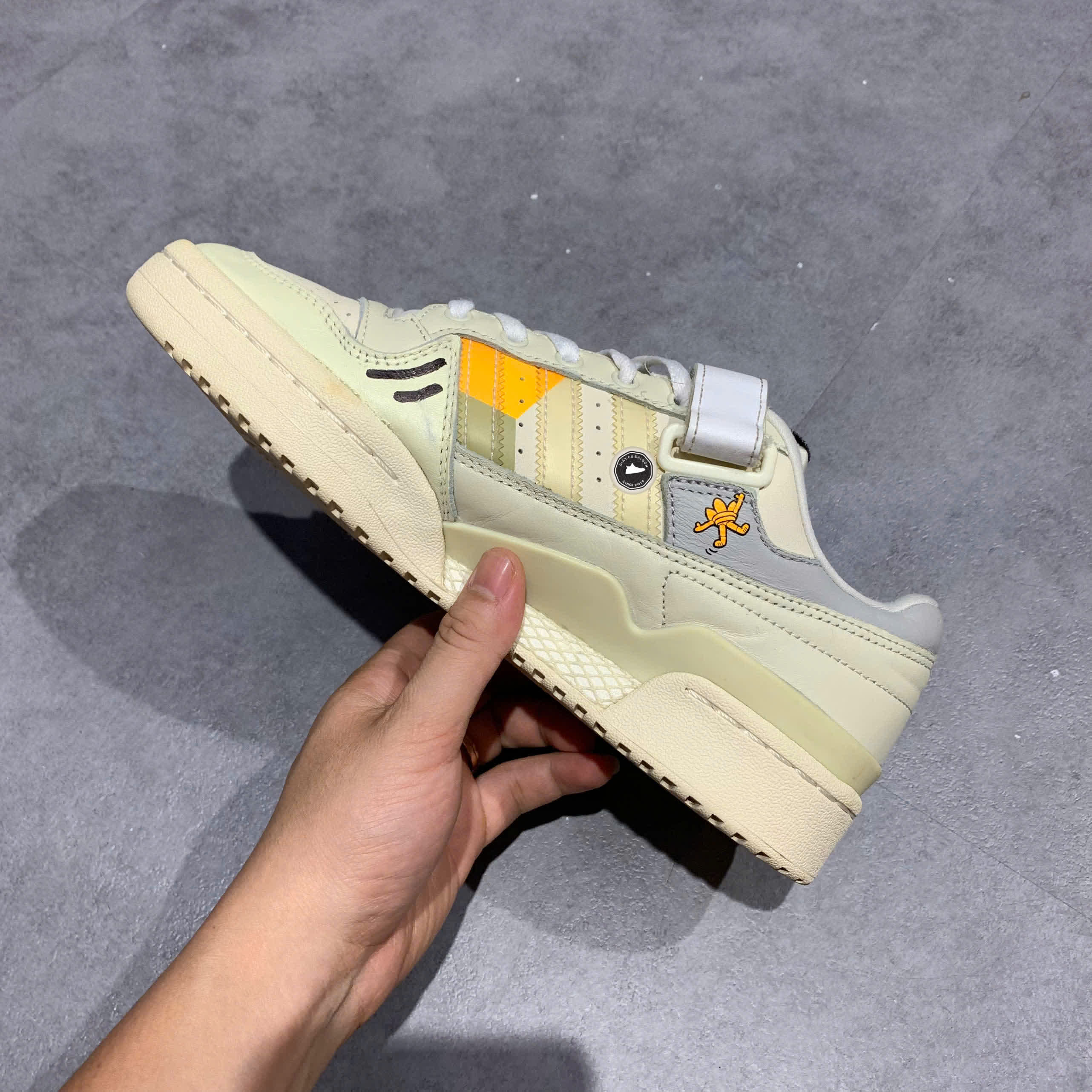 ADIDAS FORUM LOW CARTOON TREFOIL GX2181 SIZE 41 1/3 GIÀY 2HAND CHÍNH HÃNG PVN21123