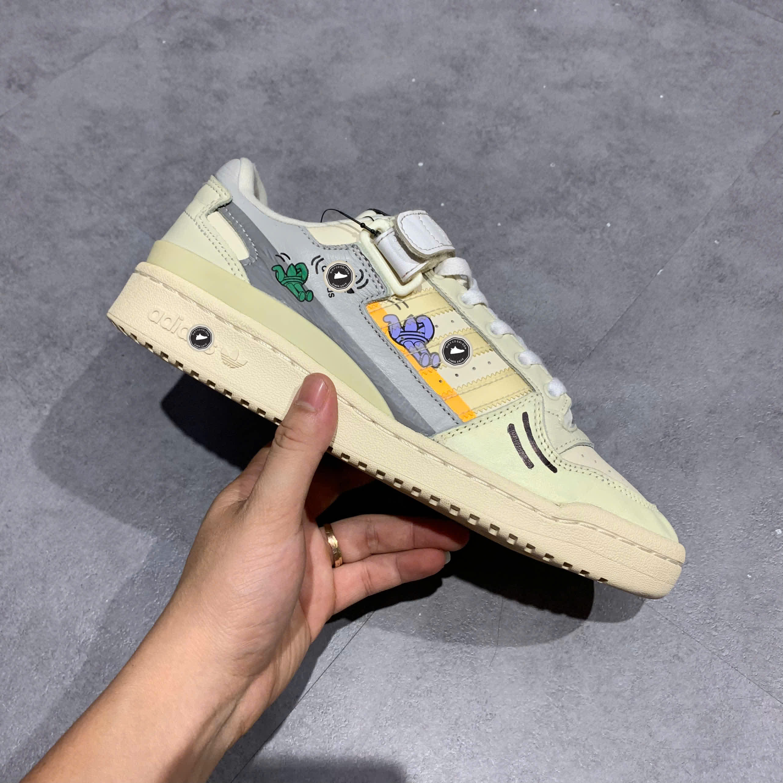 ADIDAS FORUM LOW CARTOON TREFOIL GX2181 SIZE 41 1/3 GIÀY 2HAND CHÍNH HÃNG PVN21123